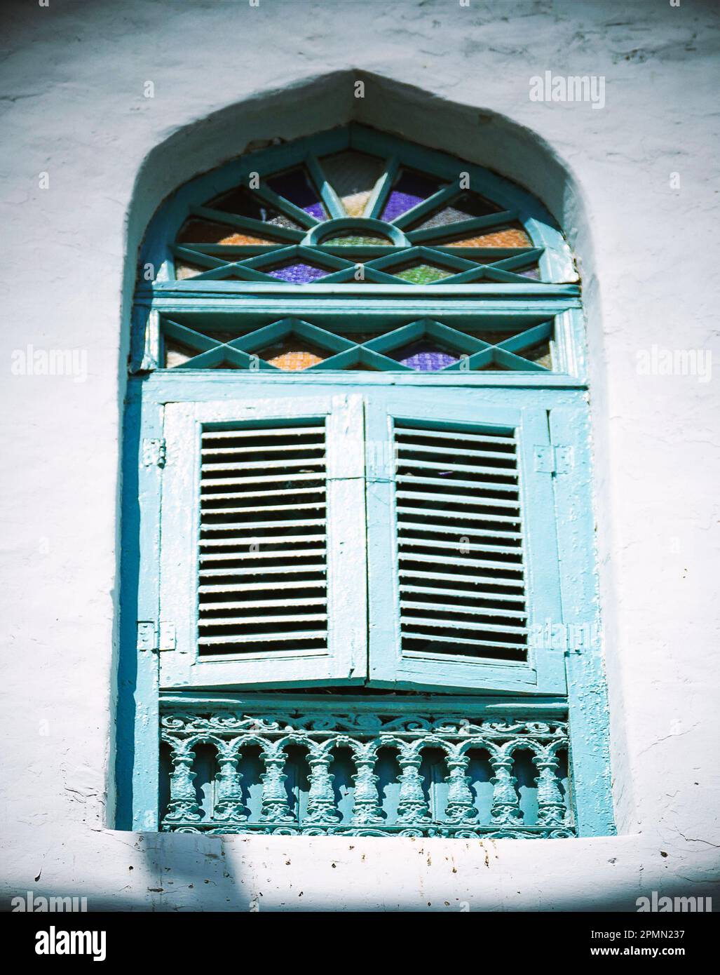 Ein Fenster mit Holzläden in einem Haus in der Altstadt von Muscat, Oman Stockfoto