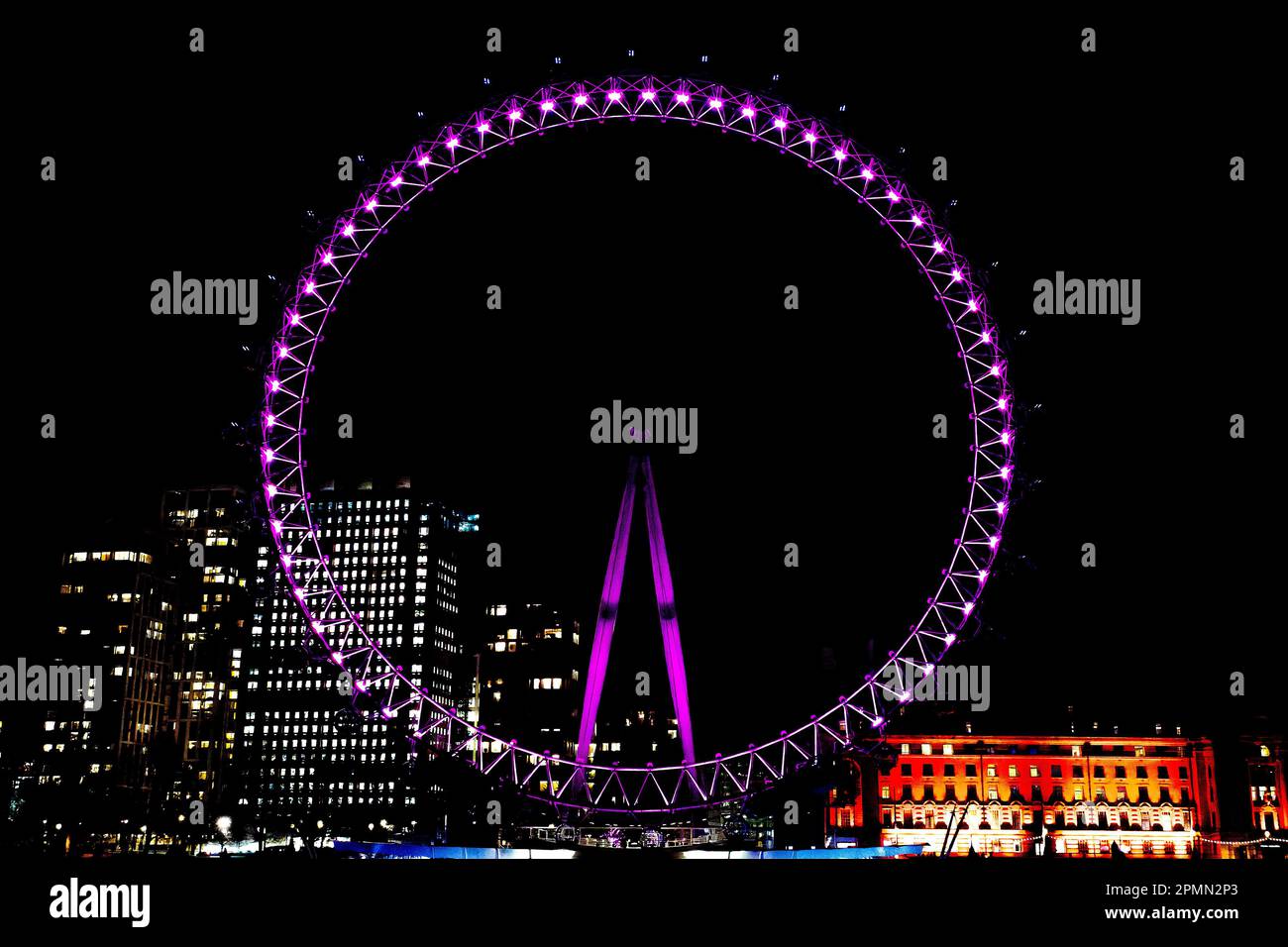 London Eye über den Fluss in der Nacht Stockfoto