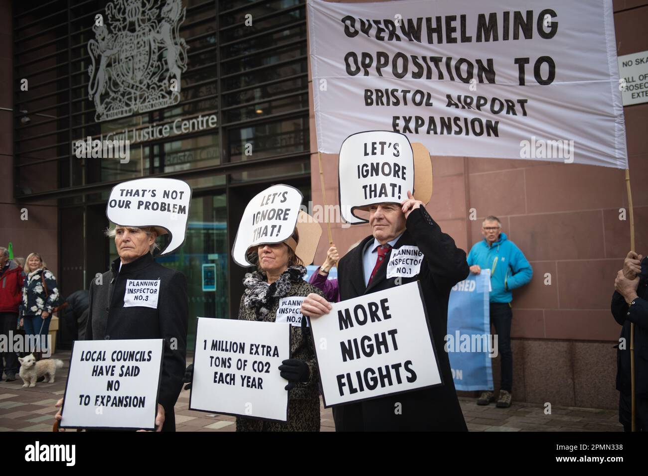 Bristol Civil Justice Centre, 2 Redcliffe Street, Bristol, Vereinigtes Königreich. 8. November 2022 Demonstranten gegen Bristol Airport Expansion Stockfoto