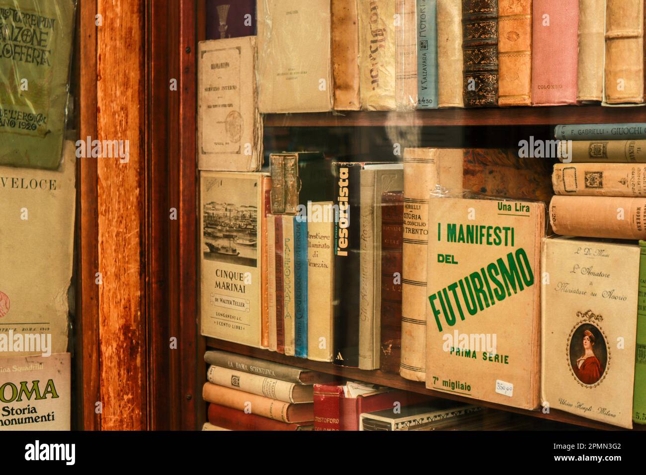 italienischer Buchladen in rom Stockfoto