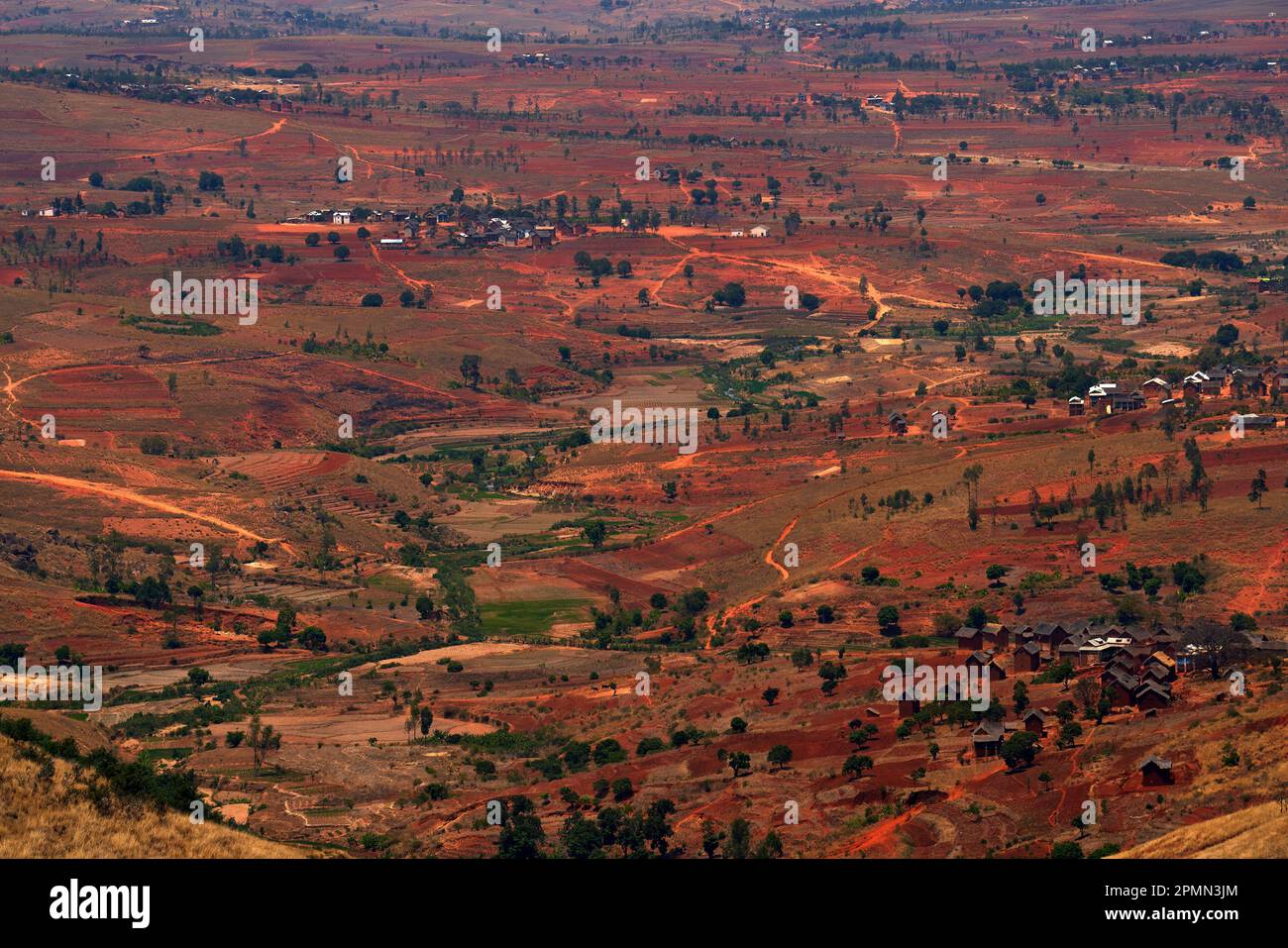 Madagaskar, zerstörte Landschaft. Taten und Dörfer ohne Bäume und Forrst. Rotes Madagaskar, Landschaft. Aussichtspunkt auf die Hügel in Madagaskar Stockfoto