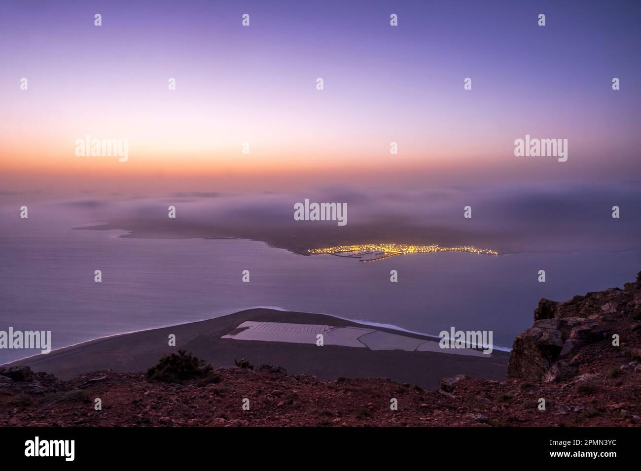 Blick von Mirador Graciosa auf die Insel La Graciosa, Lanzarote, Kanarische Inseln, Spanien Stockfoto