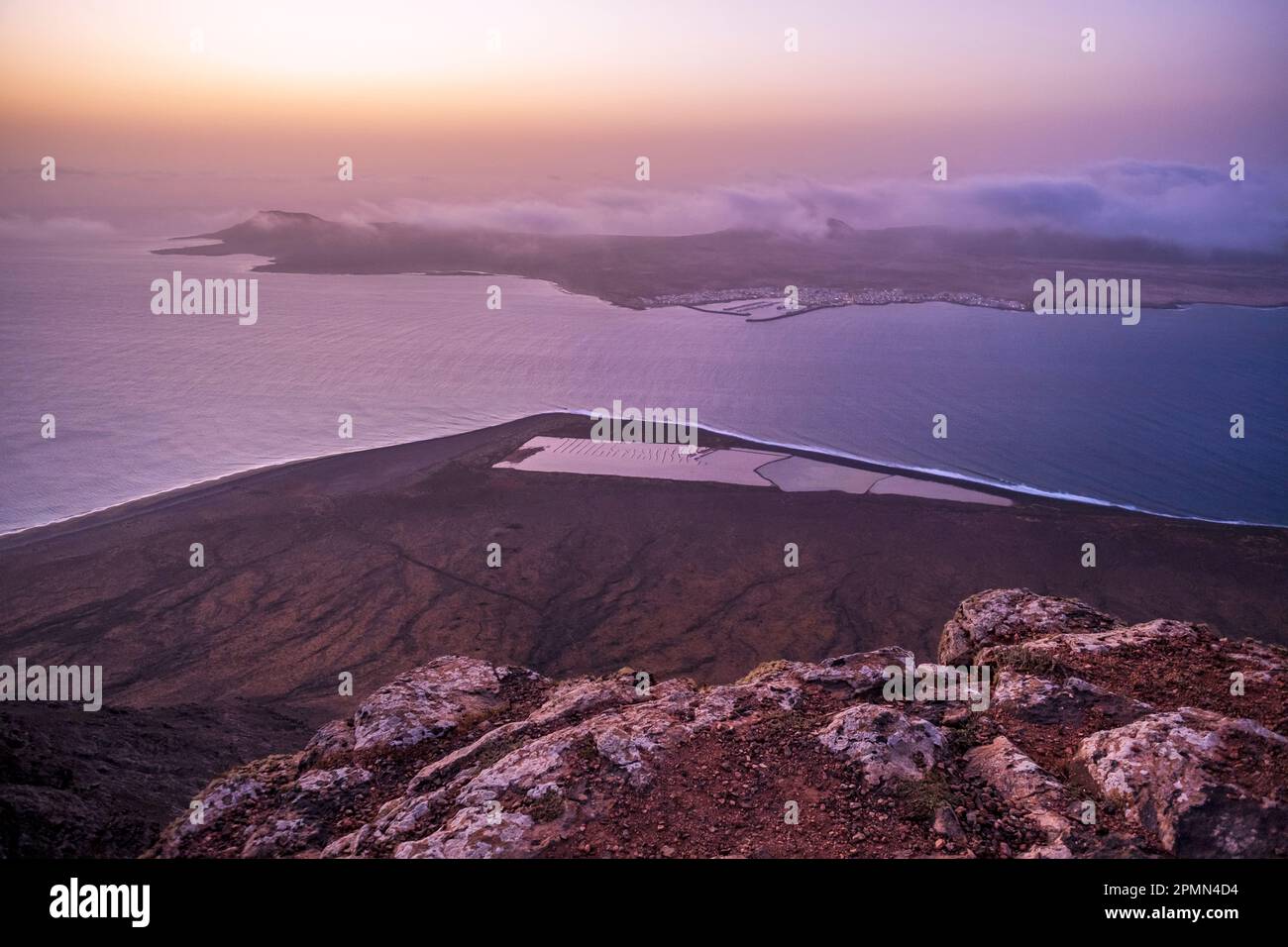 Blick von Mirador Graciosa auf die Insel La Graciosa, Lanzarote, Kanarische Inseln, Spanien Stockfoto