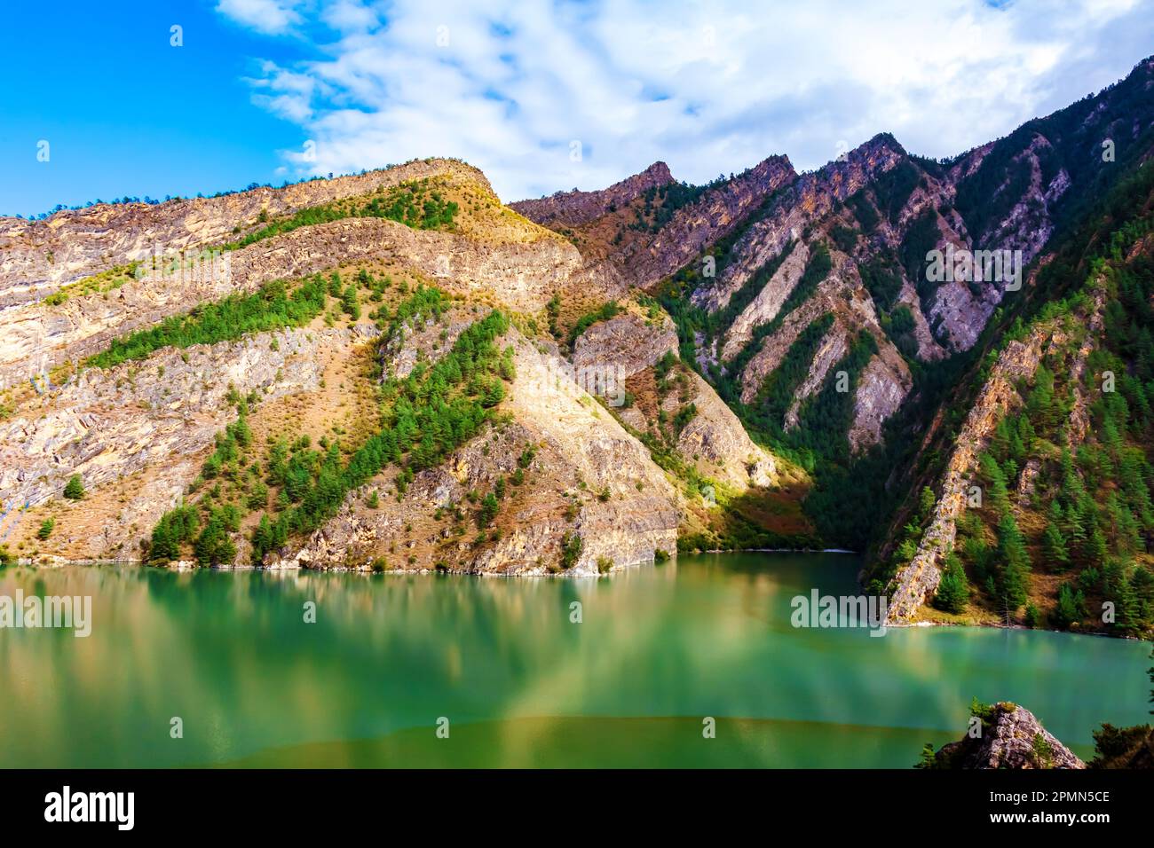 Malerischer türkisfarbener See im Kaukasus. Reservoir in Dagestan. Stockfoto