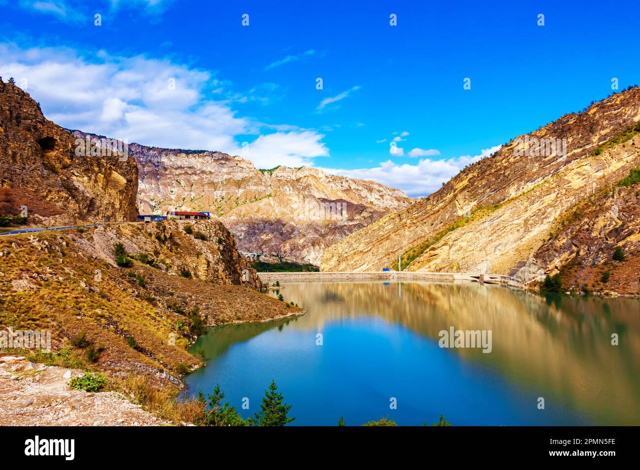 Malerischer türkisfarbener See im Kaukasus. Reservoir in Dagestan. Stockfoto