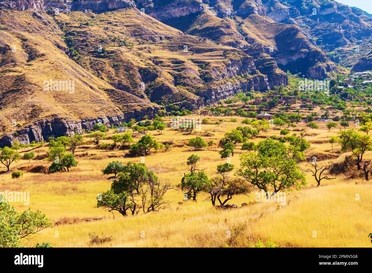 Herrliche Berglandschaft an einem sonnigen Tag. Blick auf den Kaukasus, Dagestan. Stockfoto