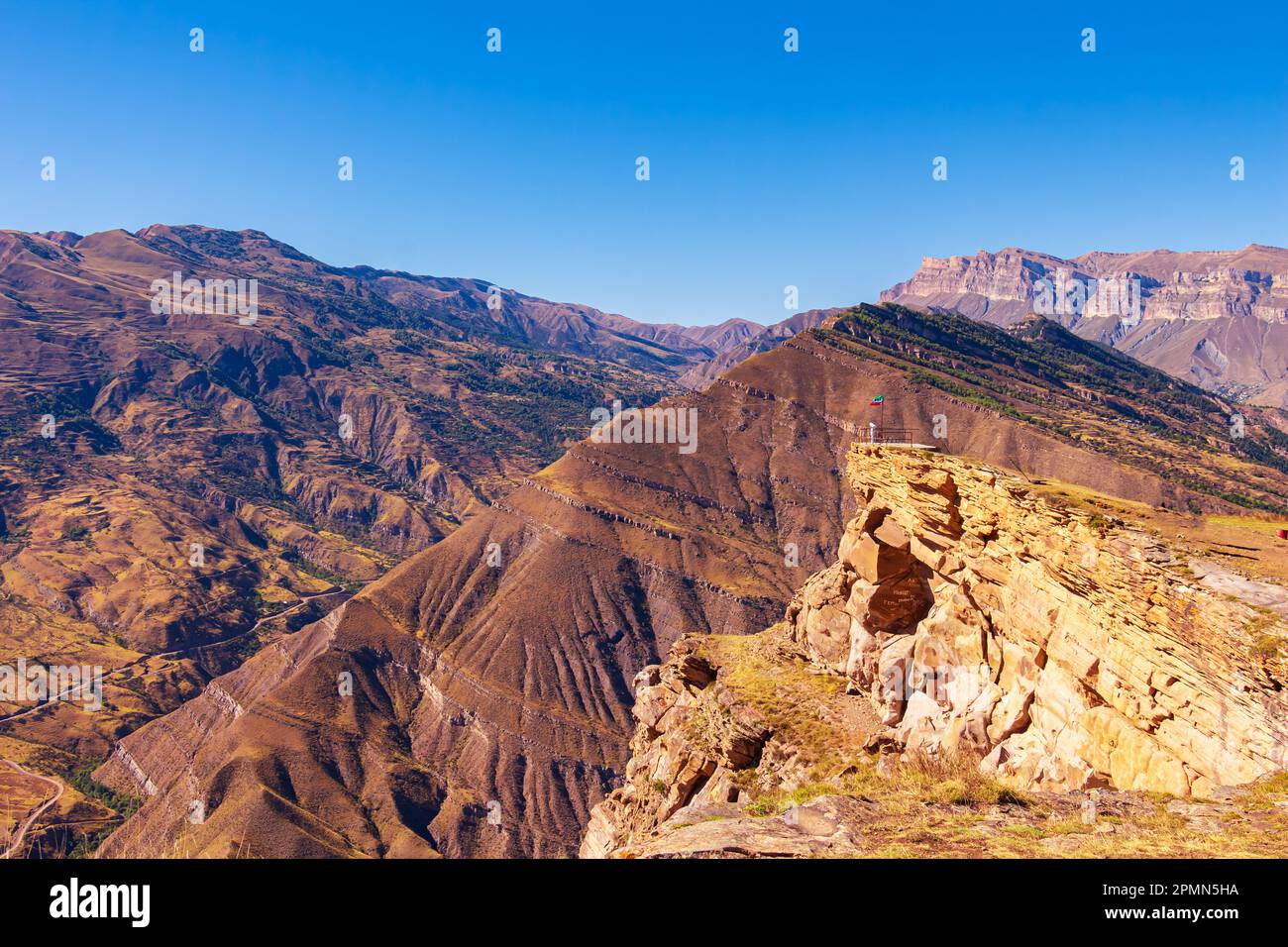 Herrliche Berglandschaft an einem sonnigen Tag. Blick auf den Kaukasus, Dagestan. Stockfoto