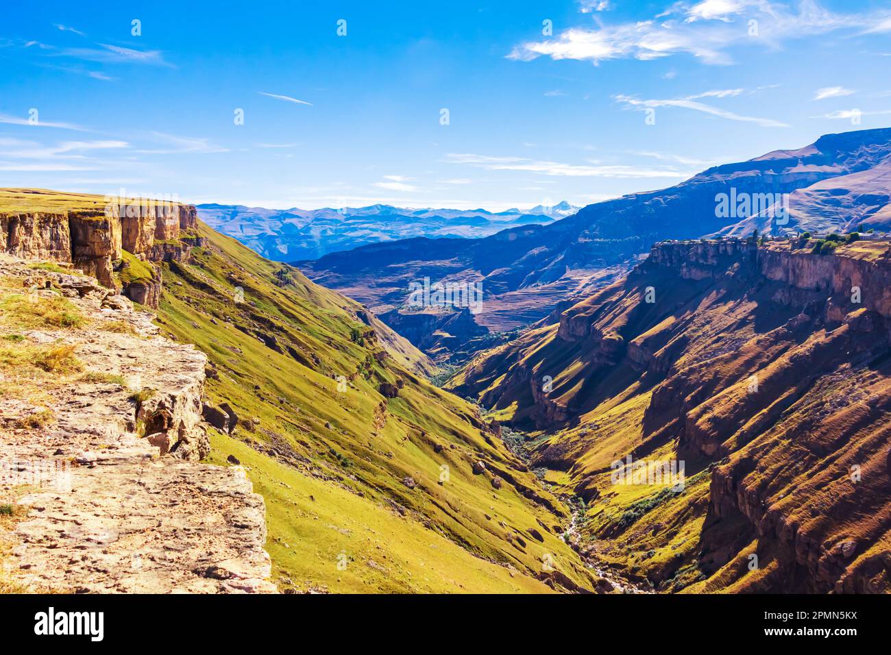 Herrliche Berglandschaft an einem sonnigen Tag. Blick auf den Kaukasus, Dagestan. Stockfoto