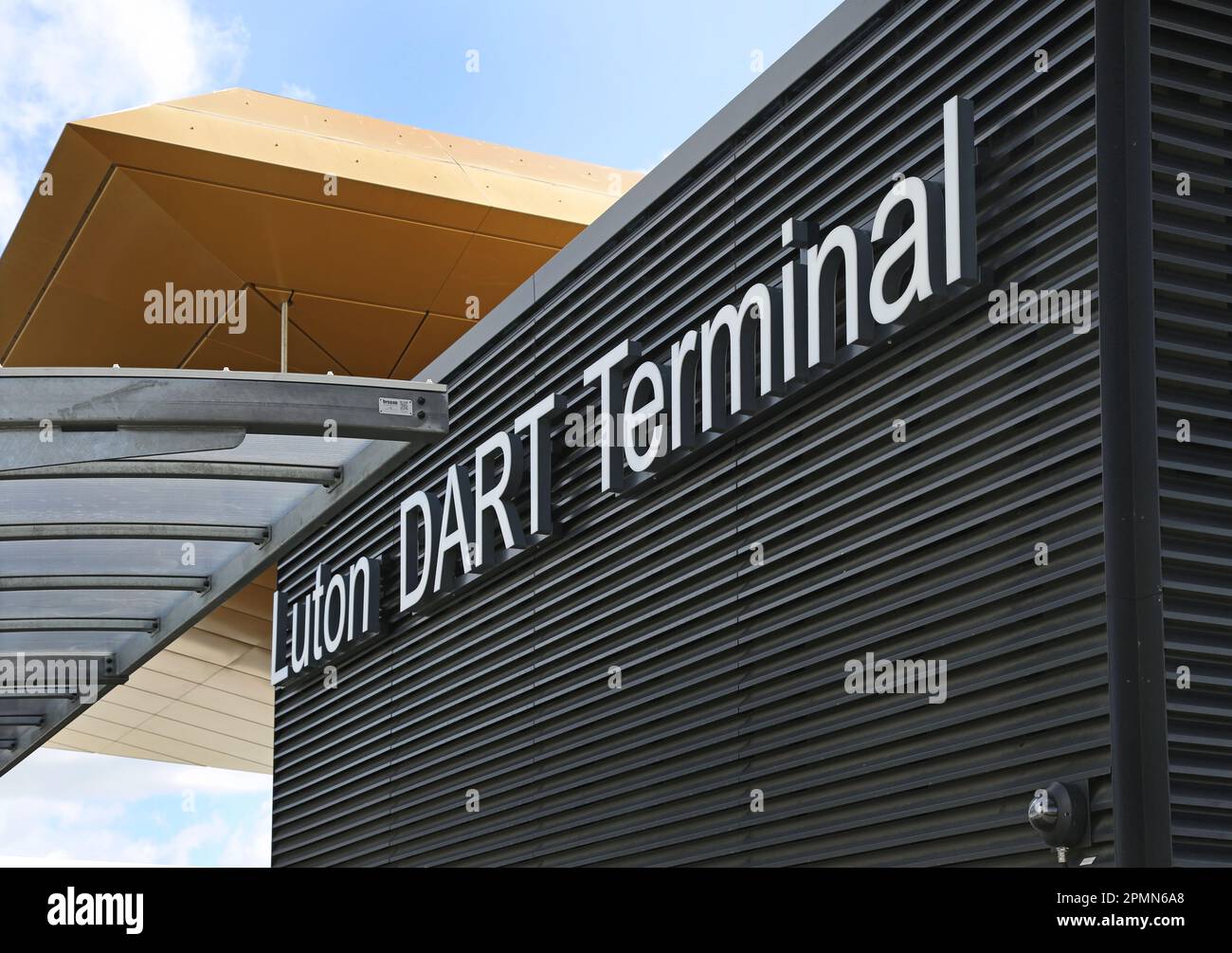 Außenansicht des neuen Flughafens Luton DART Passagierdurchgangssystem-Terminals. Verbindet den Flughafen mit dem Bahnhof Luton Airport Parkway. Eröffnung: März 2023. Stockfoto