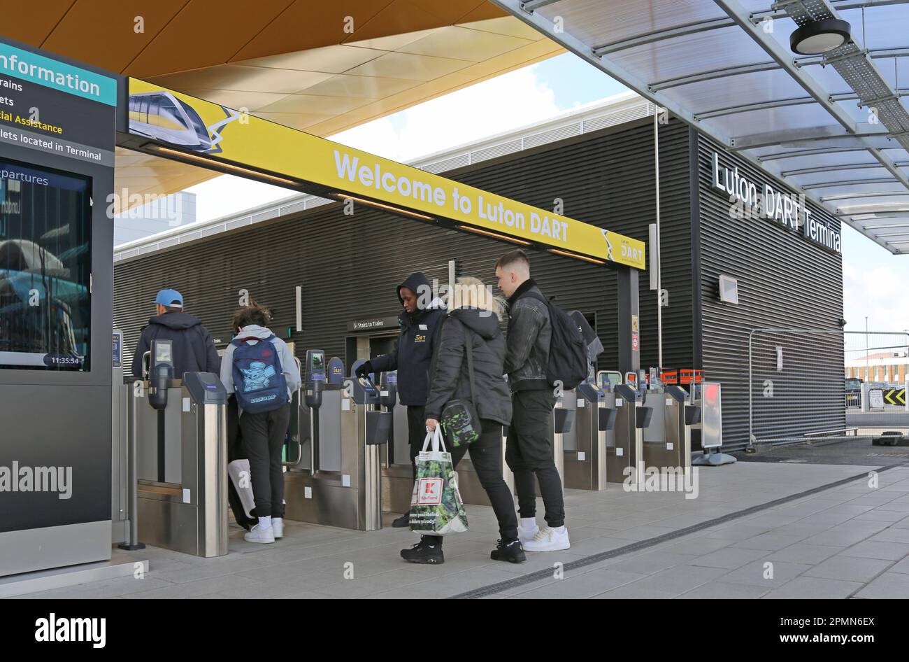 Passagiere nähern sich dem neuen DART-Passagierdurchgangssystem des Flughafens Luton. Verbindet den Flughafen mit dem Bahnhof Luton Airport Parkway. Eröffnung: März 2023 Stockfoto