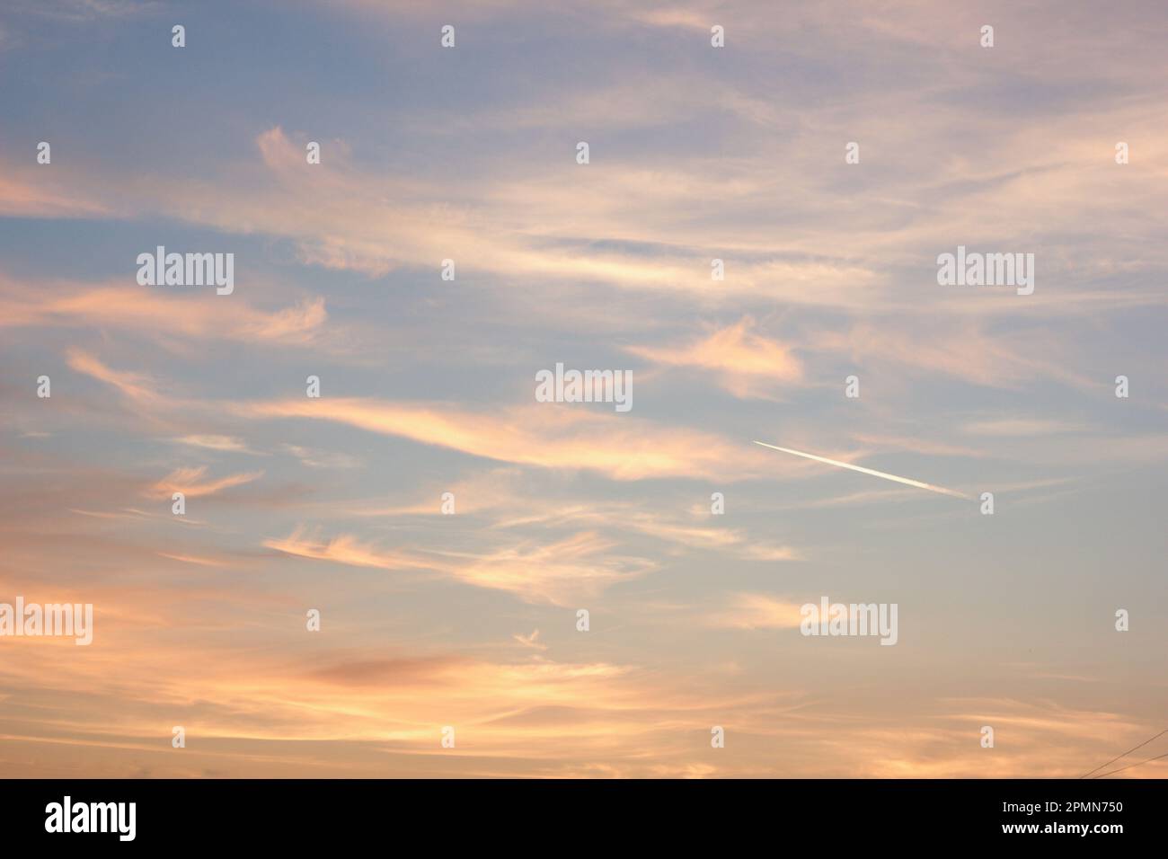 Pastellfarbene Wolken am blauen Himmel bei Sonnenuntergang oder Sonnenaufgang traumhafter Hintergrund Stockfoto