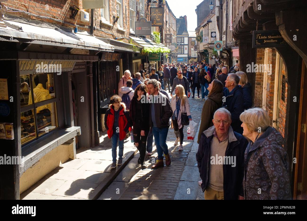 Die Shambles in York in einer überfüllten Zeit mit Touristen Stockfoto