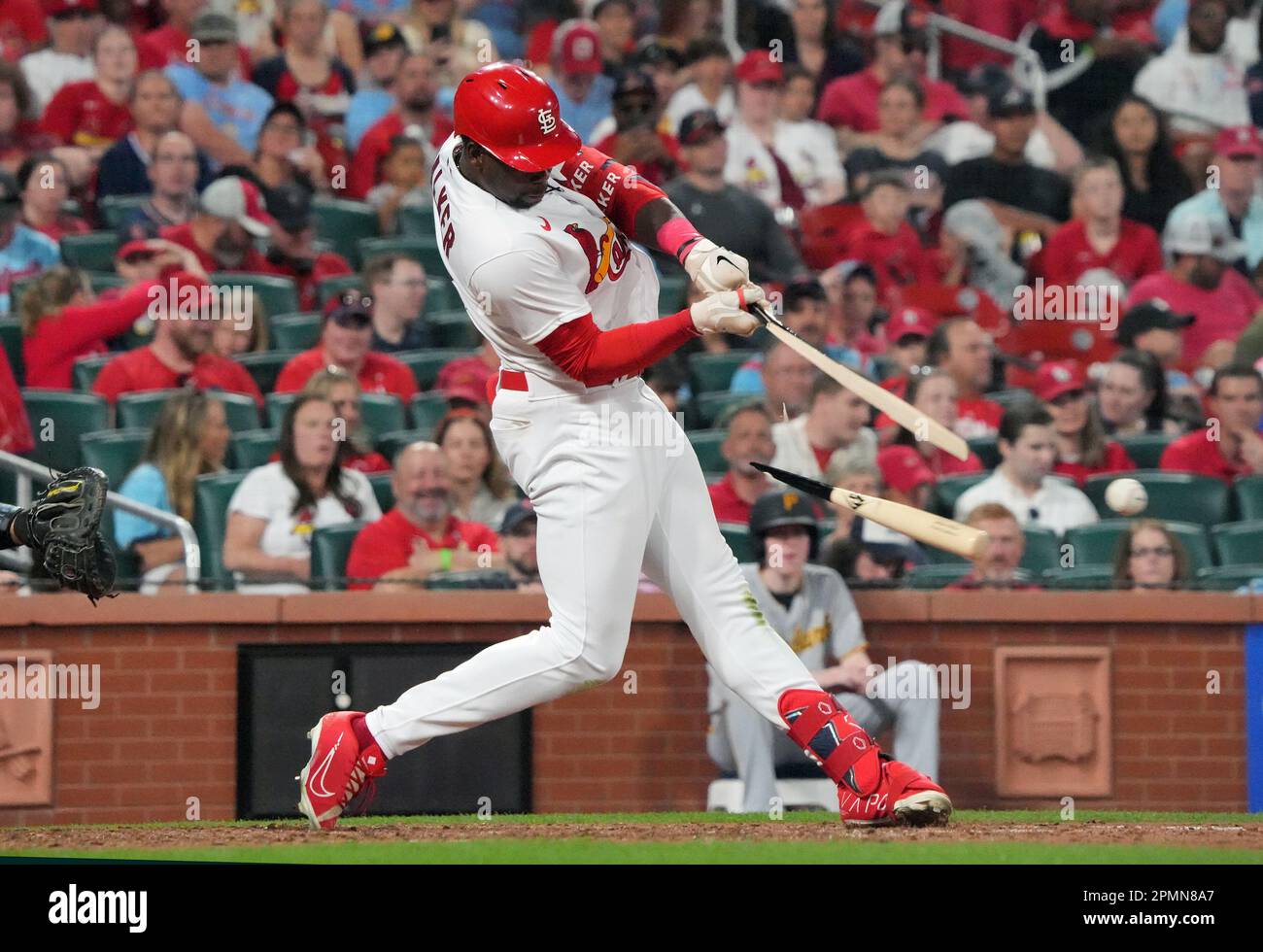 St. Louis, Usa. 13. April 2023. St. Louis Cardinals Jordan Walker bricht seinen Schläger, während er im siebten Inning gegen die Pittsburgh Pirates im Busch Stadium in St. antritt Louis am Donnerstag, den 13. April 2023. Foto: Bill Greenblatt/UPI Credit: UPI/Alamy Live News Stockfoto