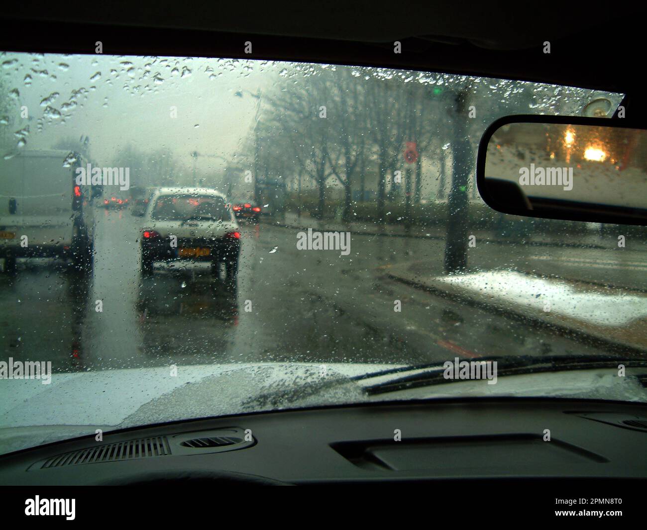 WINTERFAHRTEN - PARIS SCHNEEZEIT VERKEHR - PARIS WINTERSAISON - PARIS AUTO - PARIS SAISON © F.BEAUMONT Stockfoto