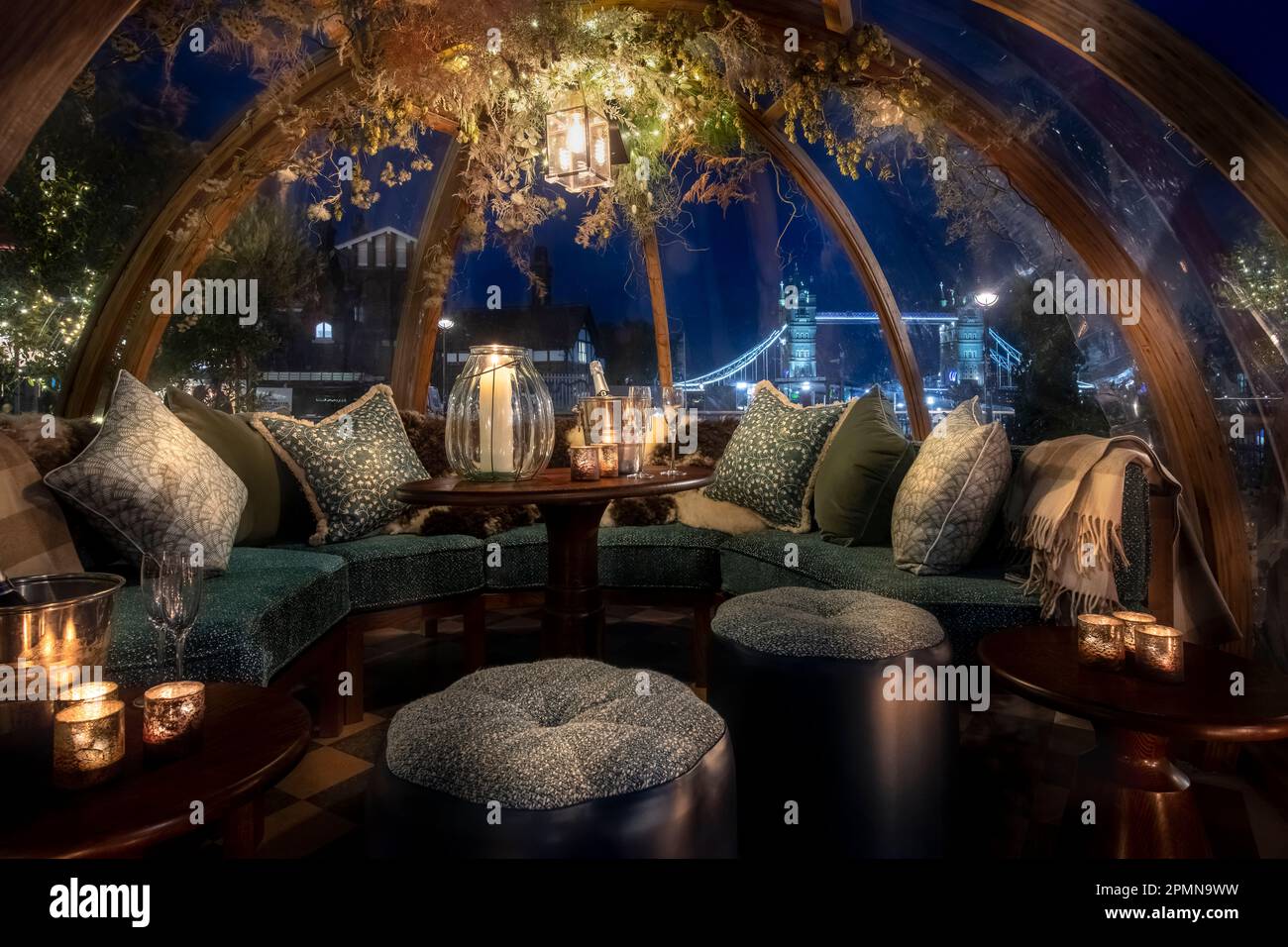 Das Innere des Iglus mit Blick auf die Tower Bridge London. Stockfoto