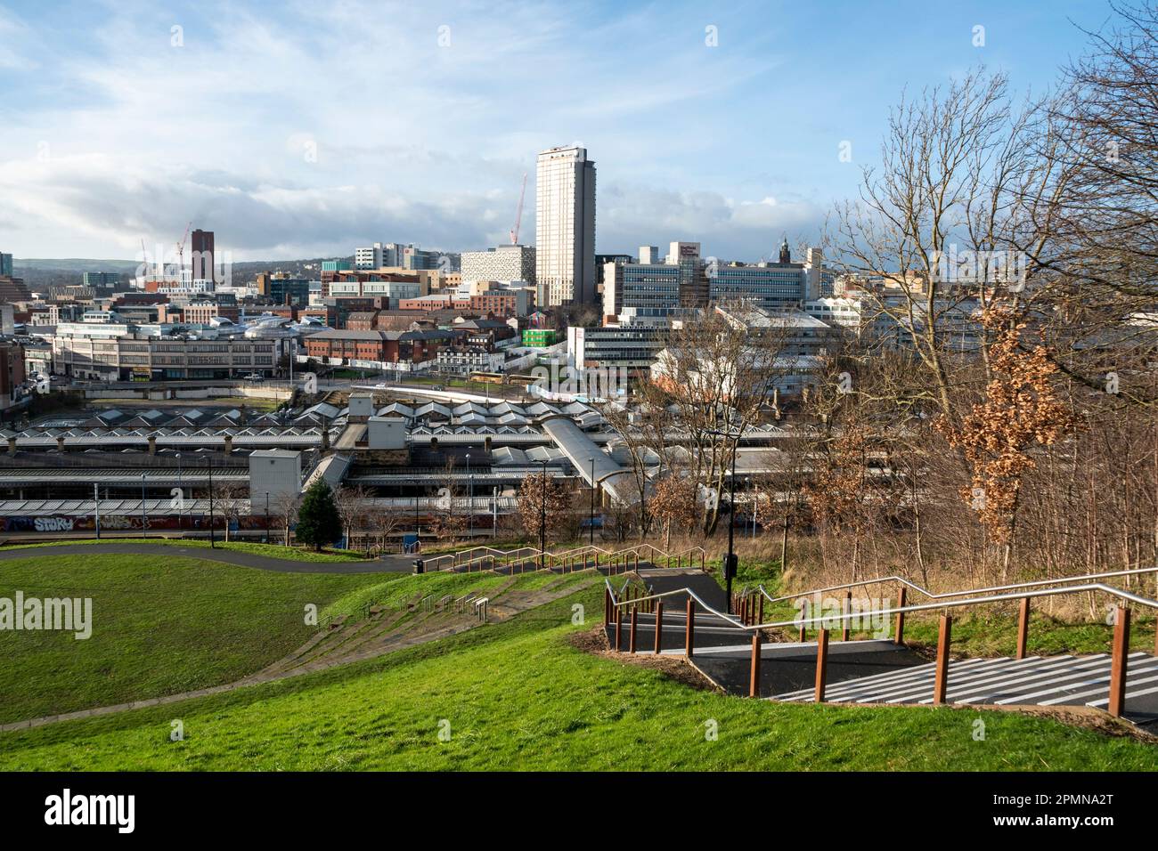 Yorkshire, Vereinigtes Königreich – 27. Dezember 2020: Bahnhof Sheffield und städtische Gebäude vom Cholera Monument Park aus: Blick über die Stadt Stockfoto