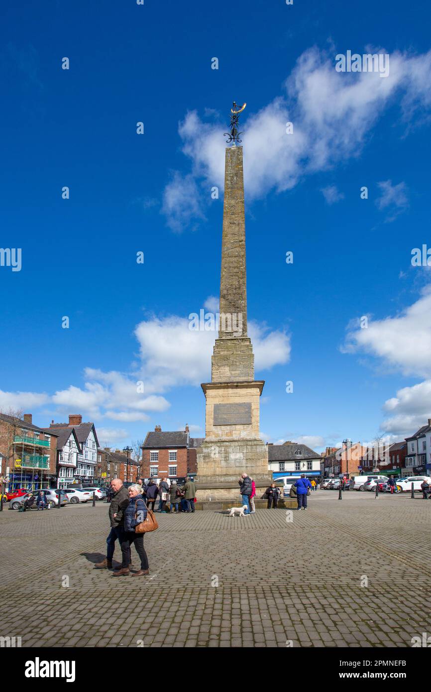 Der Obelisk auf dem Marktplatz Ripon North Yorkshire, der 1781 erbaut wurde, stellt hier jeden Abend um 9pm Uhr die Hornblase ein Stockfoto