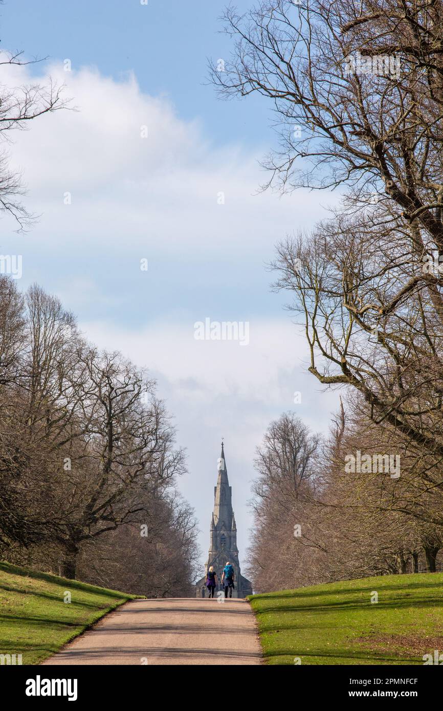 Menschen, die auf dem Gelände der Studley Royal Gardens mit St. Mary's Church, Church Walk, Studley Royal, Ripon, North Yorkshire Stockfoto