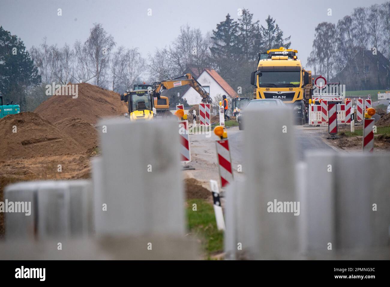 Sauzin, Deutschland. 14. April 2023. Baufahrzeuge arbeiten auf der Baustelle für die Umgehungsstraße B111 in der Nähe von Wolgast. Die neue Brücke zur Insel Usedom über den Fluss Peene soll südlich von Wolgast gebaut werden, mit einer Länge von 1,4 Kilometern, 70 Meter hohen Pylonen und 42 Meter Platz zwischen dem Fluss Peene und dem unteren Rand der Brücke. Die Gesamtkosten des Projekts werden sich voraussichtlich auf rund 140 Millionen Euro belaufen. Die Stadt Wolgast soll durch eine direkte Verbindung zwischen der Autobahn 20 und der Insel Usedom entlastet werden. Kredit: Stefan Sauer/dpa/Alamy Live News Stockfoto