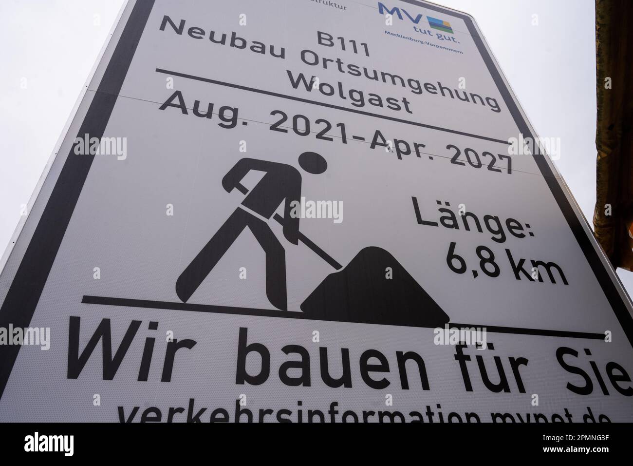 Sauzin, Deutschland. 14. April 2023. Baufahrzeuge arbeiten auf der Baustelle für die Umgehungsstraße B111 in der Nähe von Wolgast. Die neue Brücke zur Insel Usedom über den Fluss Peene soll südlich von Wolgast gebaut werden, mit einer Länge von 1,4 Kilometern, 70 Meter hohen Pylonen und 42 Meter Platz zwischen dem Fluss Peene und dem unteren Rand der Brücke. Die Gesamtkosten des Projekts werden sich voraussichtlich auf rund 140 Millionen Euro belaufen. Die Stadt Wolgast soll durch eine direkte Verbindung zwischen der Autobahn 20 und der Insel Usedom entlastet werden. Kredit: Stefan Sauer/dpa/Alamy Live News Stockfoto