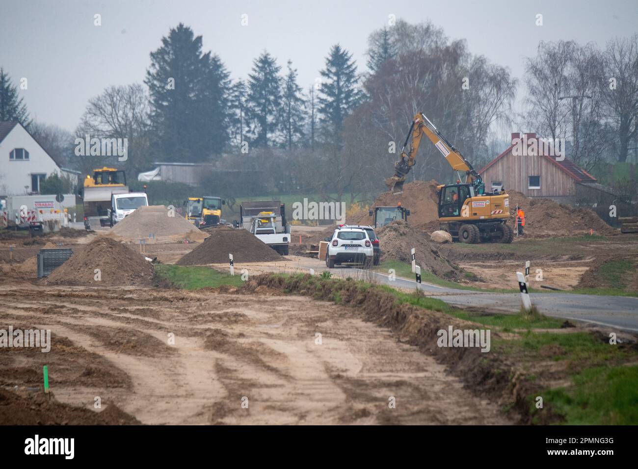 Sauzin, Deutschland. 14. April 2023. Baufahrzeuge arbeiten auf der Baustelle für die Umgehungsstraße B111 in der Nähe von Wolgast. Die neue Brücke zur Insel Usedom über den Fluss Peene soll südlich von Wolgast gebaut werden, mit einer Länge von 1,4 Kilometern, 70 Meter hohen Pylonen und 42 Meter Platz zwischen dem Fluss Peene und dem unteren Rand der Brücke. Die Gesamtkosten des Projekts werden sich voraussichtlich auf rund 140 Millionen Euro belaufen. Die Stadt Wolgast soll durch eine direkte Verbindung zwischen der Autobahn 20 und der Insel Usedom entlastet werden. Kredit: Stefan Sauer/dpa/Alamy Live News Stockfoto