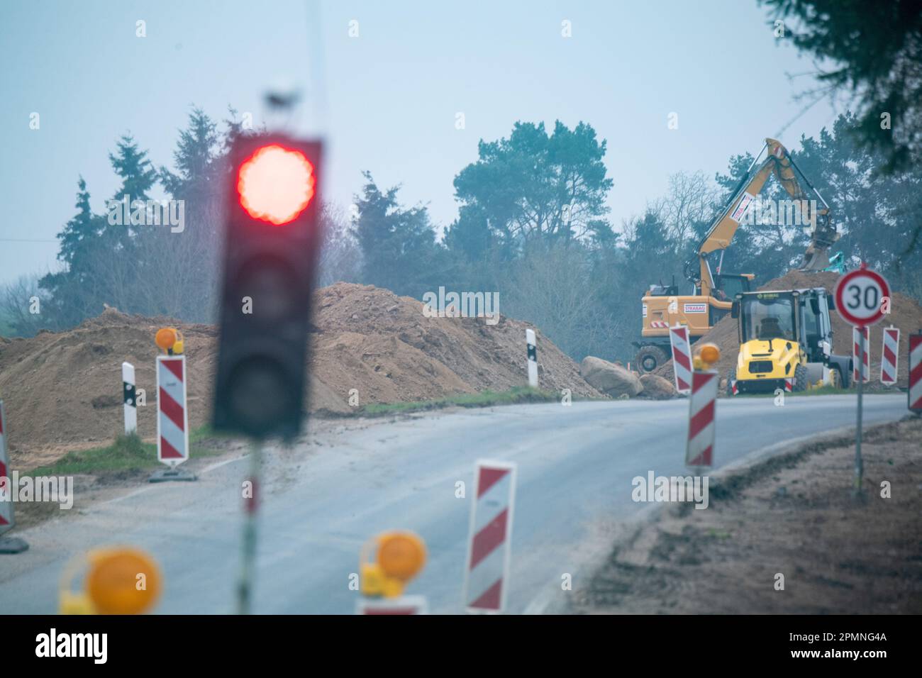 Sauzin, Deutschland. 14. April 2023. Baufahrzeuge arbeiten auf der Baustelle für die Umgehungsstraße B111 in der Nähe von Wolgast. Die neue Brücke zur Insel Usedom über den Fluss Peene soll südlich von Wolgast gebaut werden, mit einer Länge von 1,4 Kilometern, 70 Meter hohen Pylonen und 42 Meter Platz zwischen dem Fluss Peene und dem unteren Rand der Brücke. Die Gesamtkosten des Projekts werden sich voraussichtlich auf rund 140 Millionen Euro belaufen. Die Stadt Wolgast soll durch eine direkte Verbindung zwischen der Autobahn 20 und der Insel Usedom entlastet werden. Kredit: Stefan Sauer/dpa/Alamy Live News Stockfoto