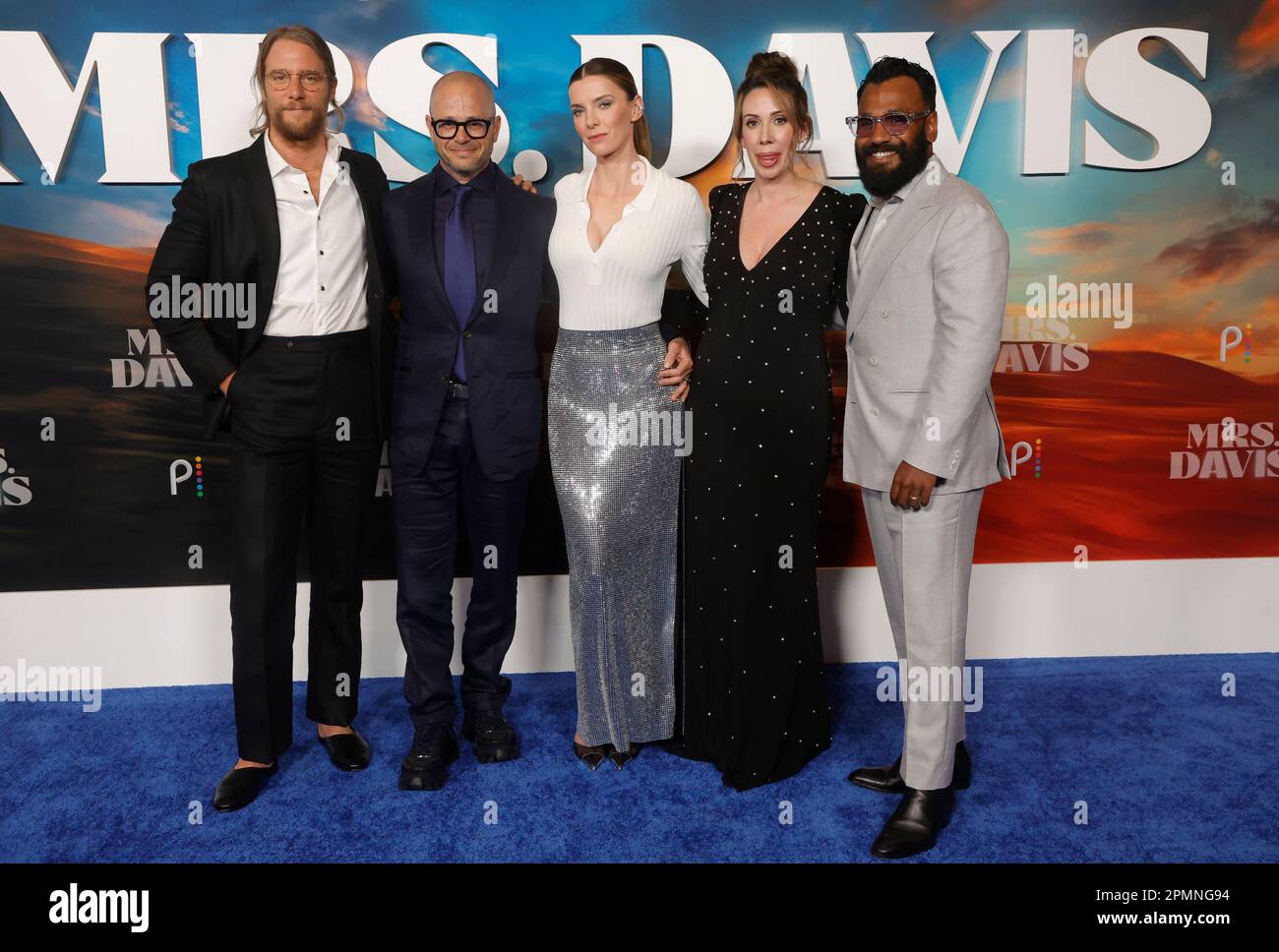 Los Angeles, Ca. 13. April 2023. Jake McDorman, Damon Lindellof, Betty Gilpin, Tara Hernandez, Andy McQueen bei der Premiere von Mrs. Davis im DGA Theater in Los Angeles, Kalifornien, am 13. April 2023. Kredit: Faye Sadou/Media Punch/Alamy Live News Stockfoto