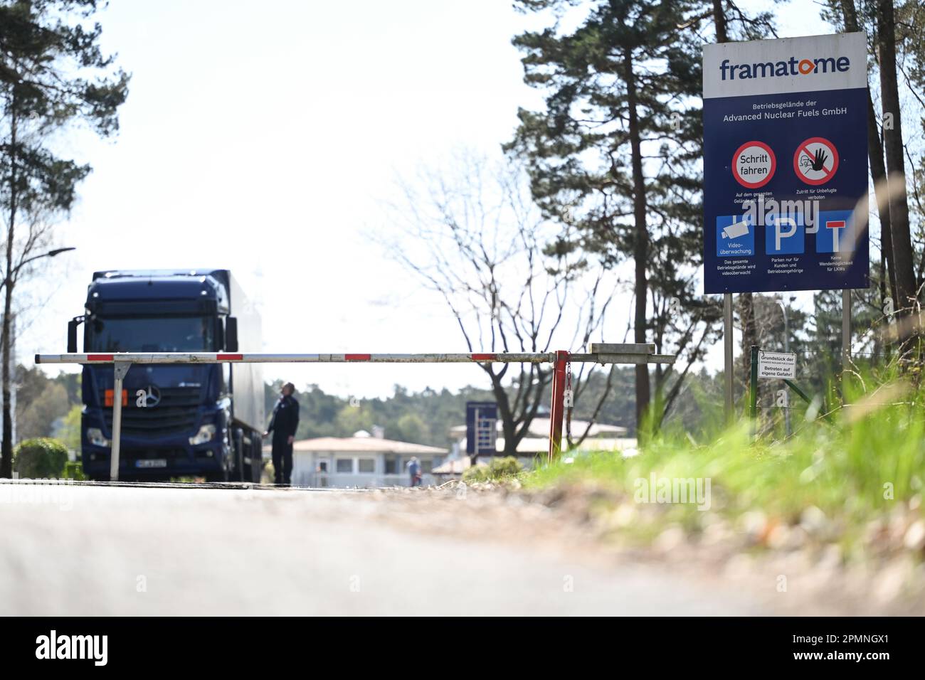 Lingen, Deutschland. 14. April 2023. Blick auf ein Zugangstor vom Werk Framatome - Advanced Nuclear Fuels GmbH. Russische und französische Unternehmen haben im Brennelementefabrik Lingen ein Gemeinschaftsunternehmen zur Herstellung von Brennelementen für osteuropäische Kernkraftwerke gegründet. Am Samstag (15. April 2013) wird das Kernkraftwerk Emsland in Lingen nach etwa 35 Jahren Betriebszeit außer Betrieb genommen, ebenso der Reaktor Neckarwestheim 2 in Baden-Württemberg und der Reaktor Isar 2 in Bayern. Kredit: Lars Klemmer/dpa/Alamy Live News Stockfoto