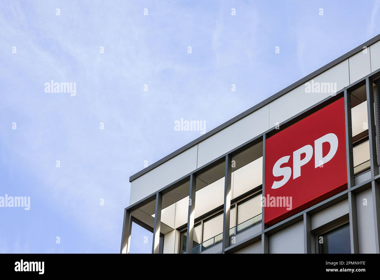 Düsseldorf, Deutschland. 14. April 2023. Das SPD-Logo hängt am Gebäude der Partyzentrale. Die Spitzenpolitiker des Nordrhein-Westfälischen EPPD haben sich in Düsseldorf getroffen, um eine Neuorganisation zu besprechen. Der Grund für das Treffen ist das Führungsvakuum nach dem Rückzug des Oppositionsführers Thomas Kutschaty. Kredit: Oliver Berg/dpa/Alamy Live News Stockfoto