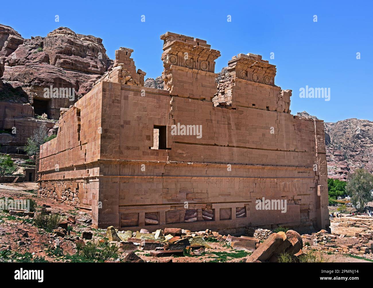 Tempel der Dushares Petra Stadt Nabataeanische Karawane-Stadt Felsfassaden Jordan geschnitzte Sandsteinwüste. Stockfoto