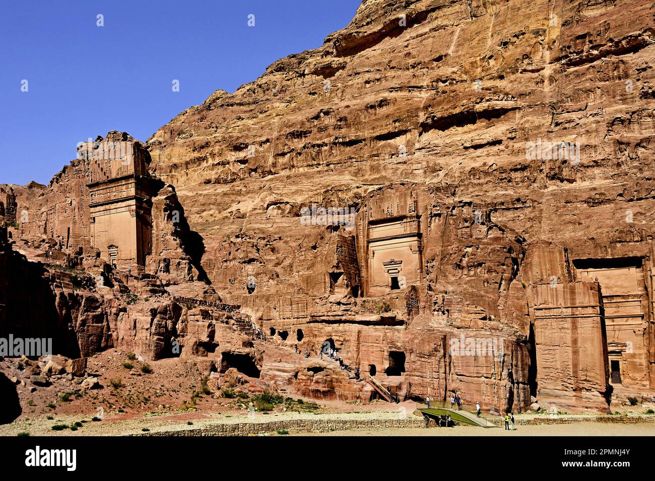 Unayshu Grab Petra Stadt Nabataeanische Karawane-Stadt Felsfassaden Jordan geschnitzte Sandsteinwüste. Stockfoto