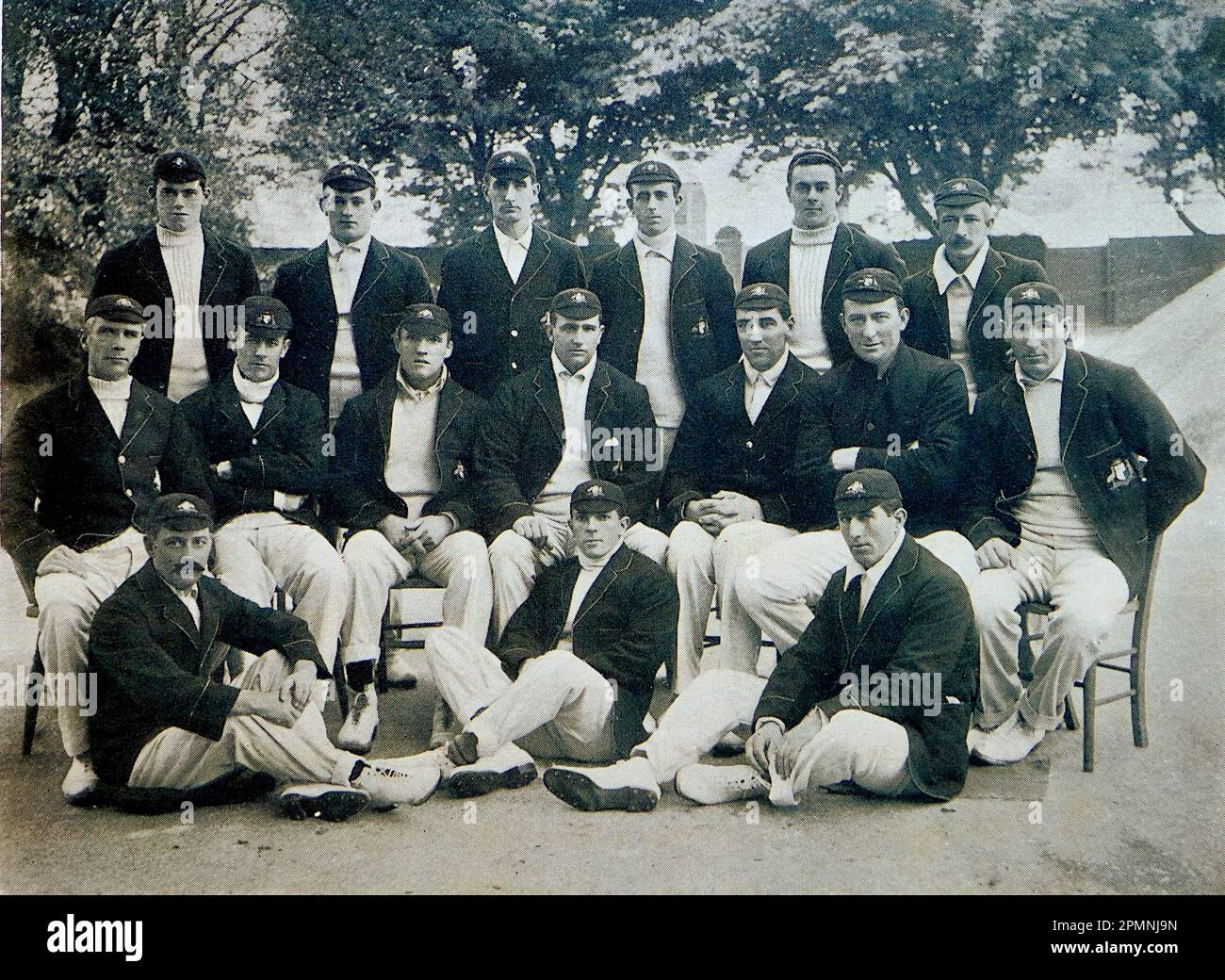 Das Australische Cricket-Team, 1909. Hintere Reihe: Whitty, Cotter, Hartigan, Ransford, Bardsley, - Carter, Ich Bin Mittlere Reihe: M’Alister, Trumper, Hopkins, Noble, Laver, Armstrong, O'Connor. Erste Reihe: Gregory, Macartney, Carkeek. Von einem gebundenen Jahr: Das wunderbare Jahr 1909. Eine illustrierte Aufzeichnung bemerkenswerter Leistungen und Ereignisse der Daily News, London und Manchester, veröffentlicht von Headley Brothers, 1909. Stockfoto