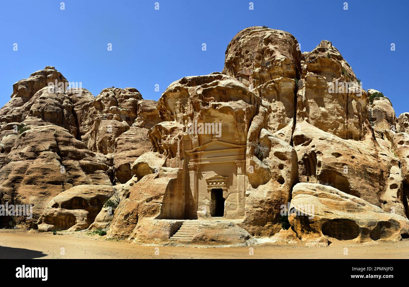 Das Grab am Eingang von Al Beidha oder Little Petra, Wadi Musa, nabataeanische Karawanstadtfassaden, in Jordanien geschnitzte Sandsteinwüste, Stockfoto