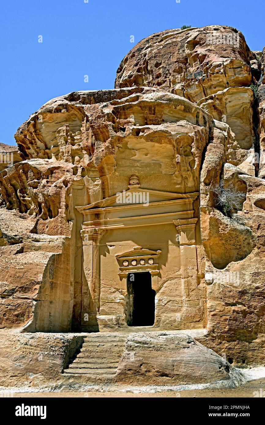 Das Grab am Eingang von Al Beidha oder Little Petra, Wadi Musa, nabataeanische Karawanstadtfassaden, in Jordanien geschnitzte Sandsteinwüste, Stockfoto