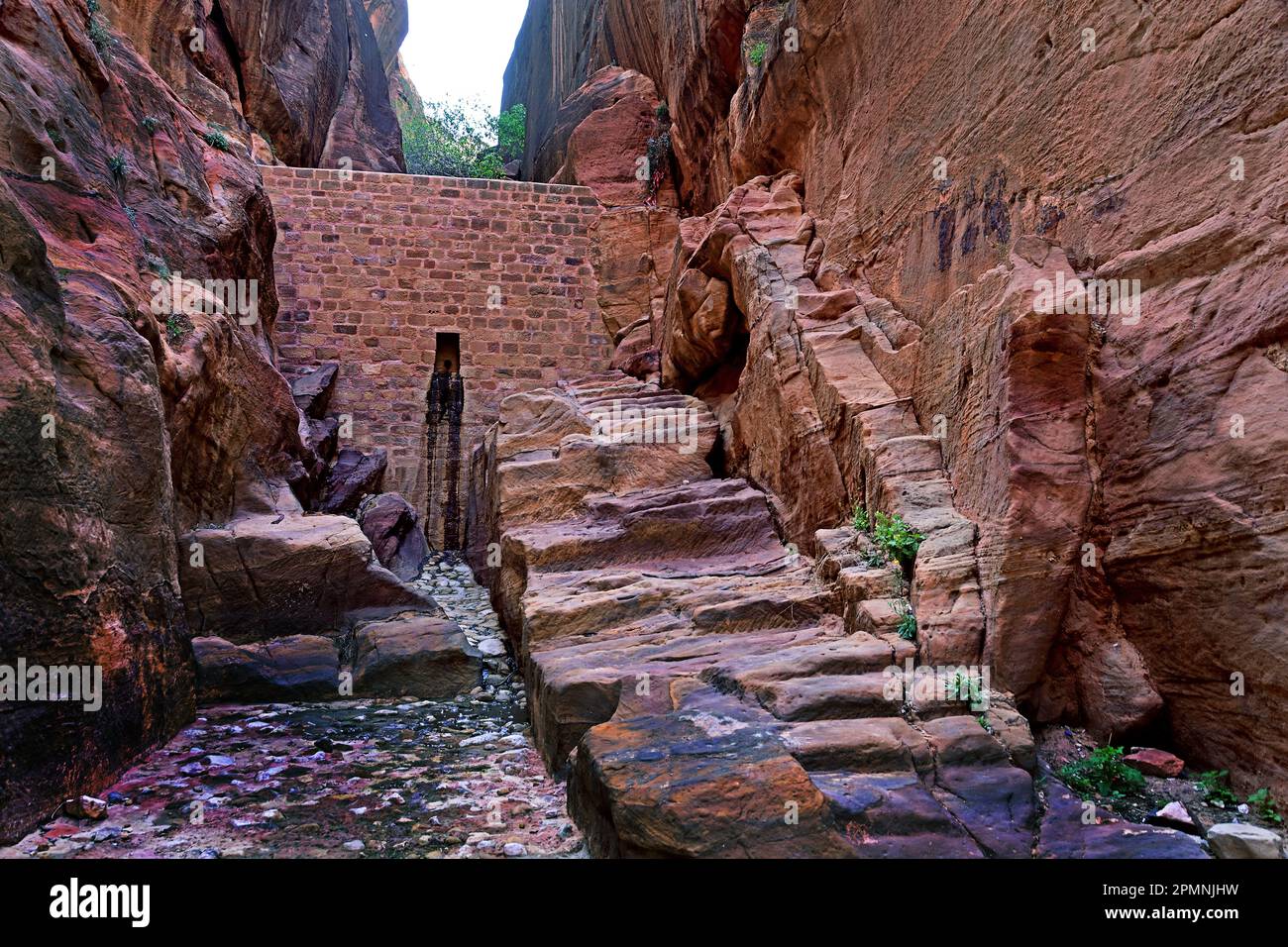 Petra City Nabataean Caravan City Felsfassaden Jordan geschnitzte Sandsteinwüste. Skulpturen überdachter Wasserkanal bringt Wasserquelle Wadi Musa Stockfoto