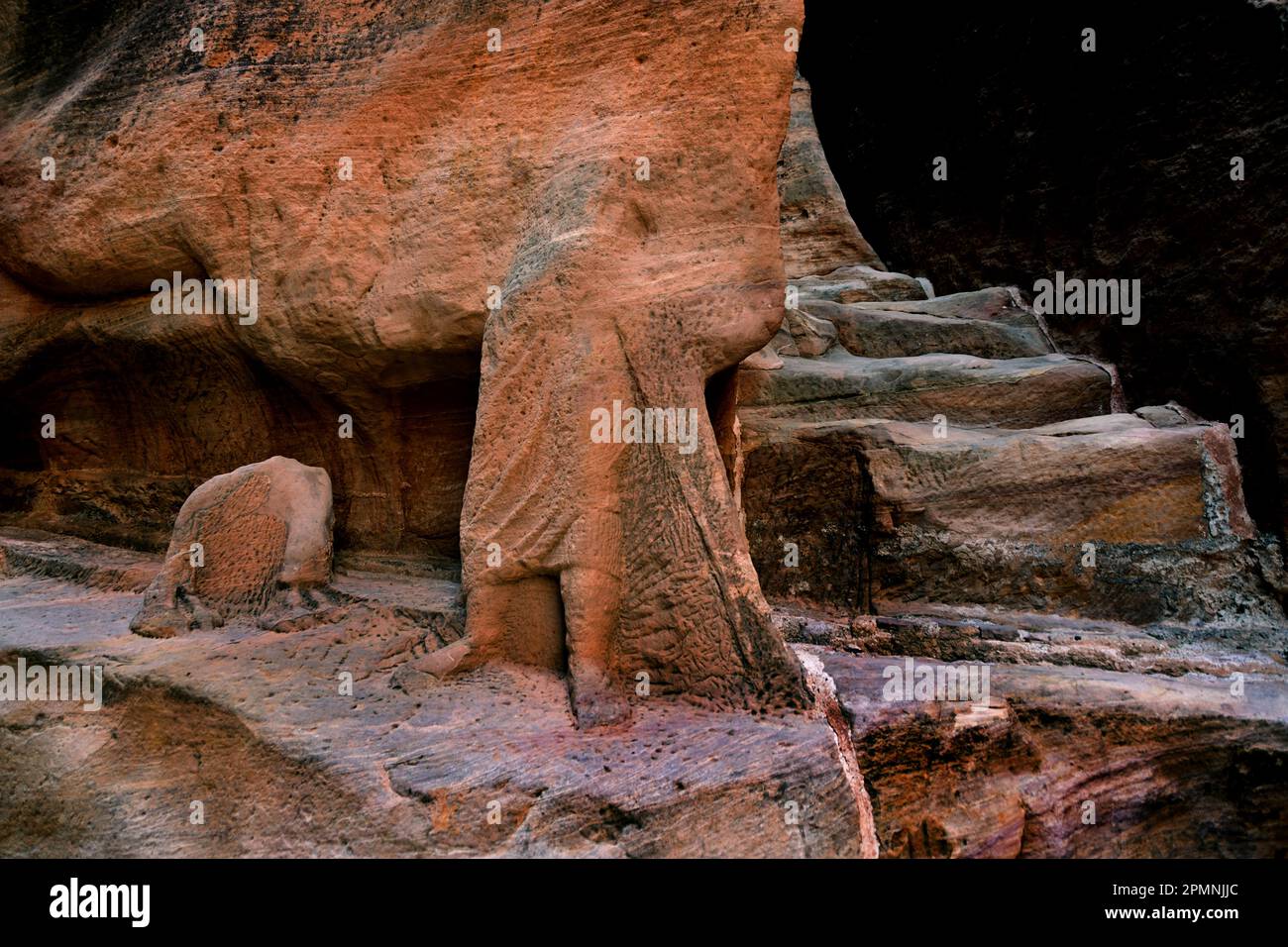 Petra City Nabataean Caravan City Felsfassaden Jordan geschnitzte Sandsteinwüste. Skulpturen überdachter Wasserkanal bringt Wasserquelle Wadi Musa Stockfoto