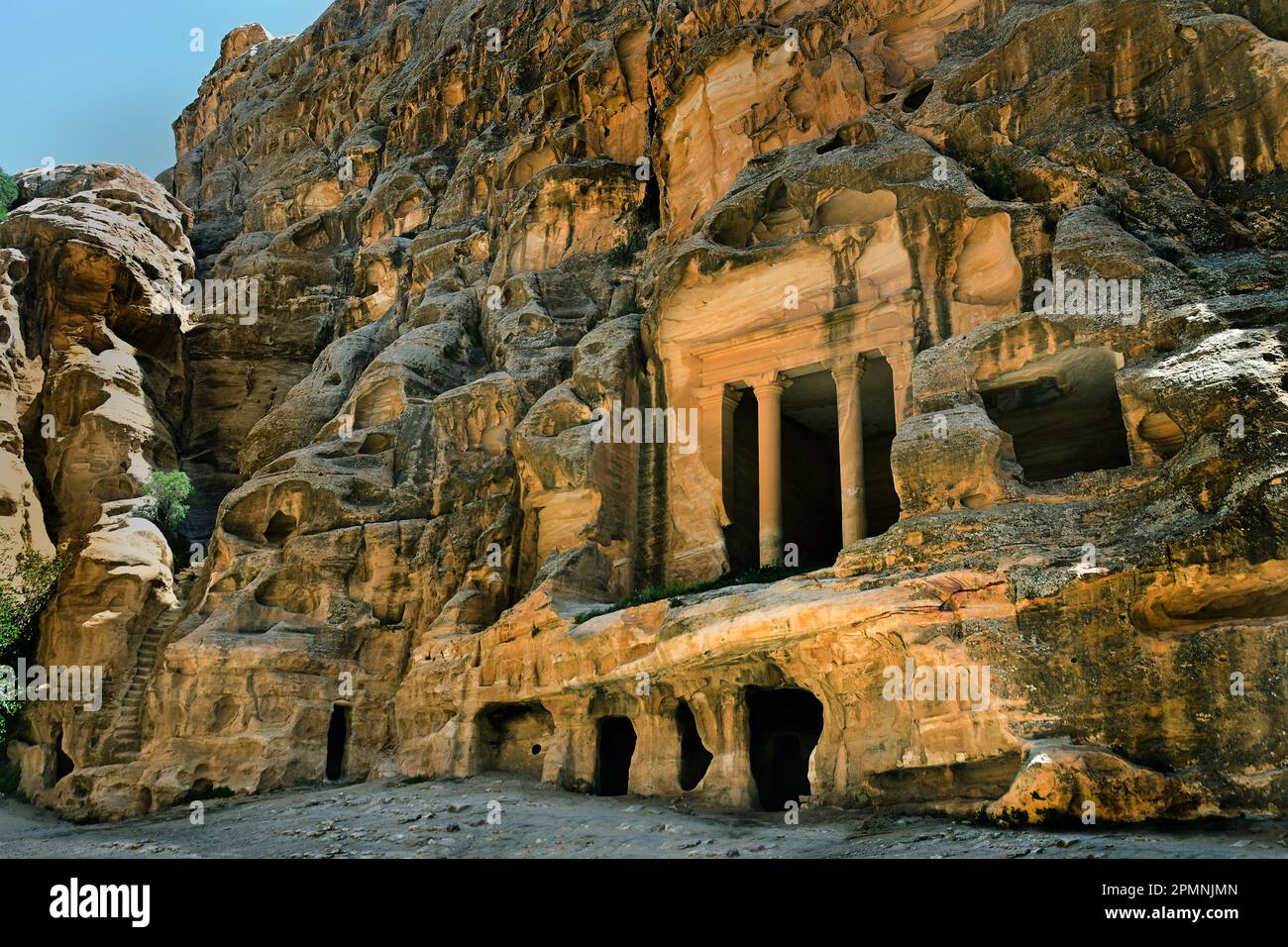 Felsengräber und Höhlen Petra Stadt Nabataeanische Karawane-Stadt Felsfassaden Jordan geschnitzte Sandsteinwüste. Stockfoto