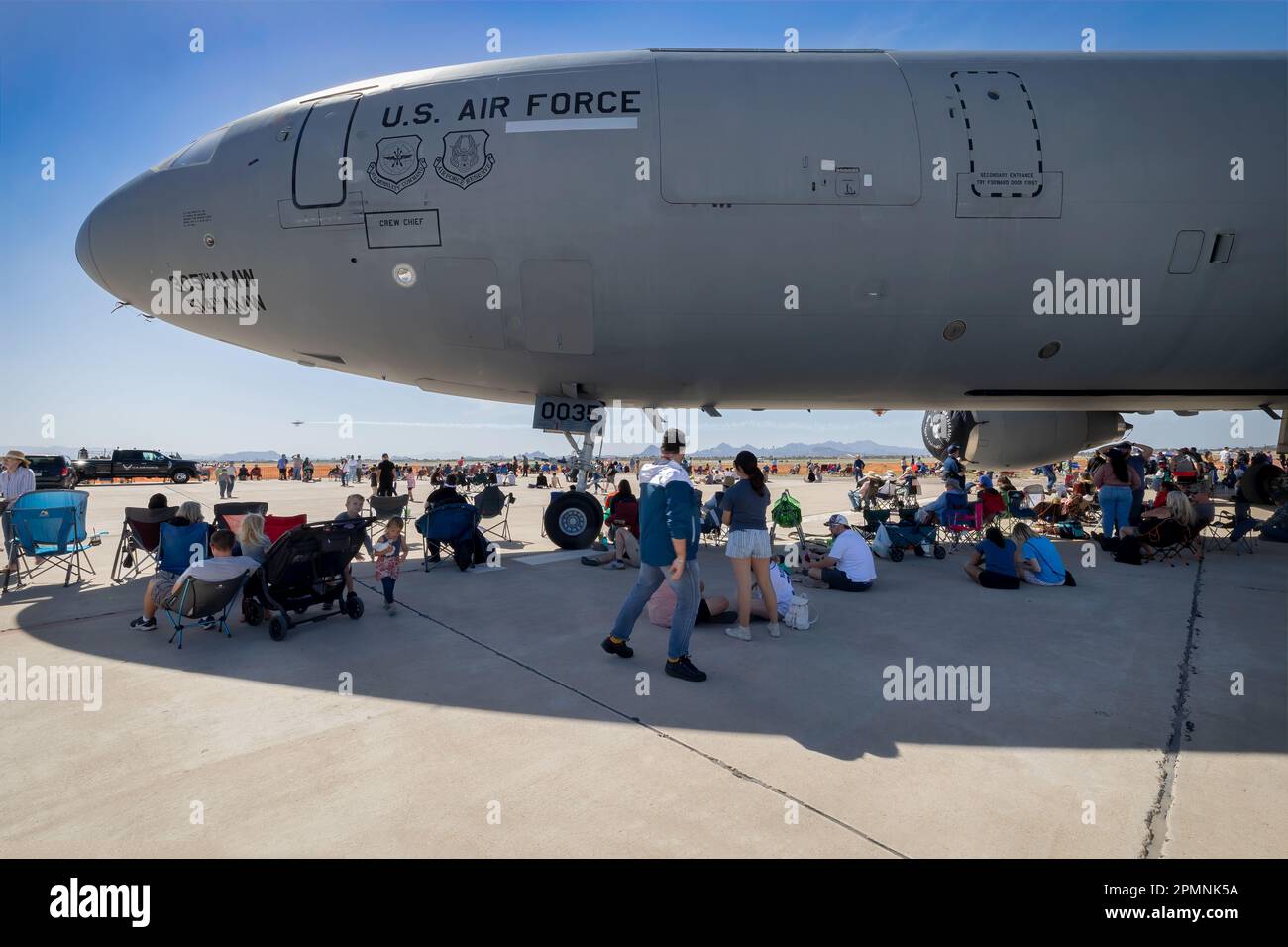 Airshow-Fans versammeln sich im Schatten eines US Air Force KC-10 Extender Tankers auf der 2023 Thunder and Lightning Over Arizona Airshow in Tucson, Stockfoto Airshow-Fans versammeln sich im Schatten eines US Air Force KC-10 Extender Tankers auf der 2023 Thunder and Lightning Over Arizona Airshow in Tucson, Stockfoto
