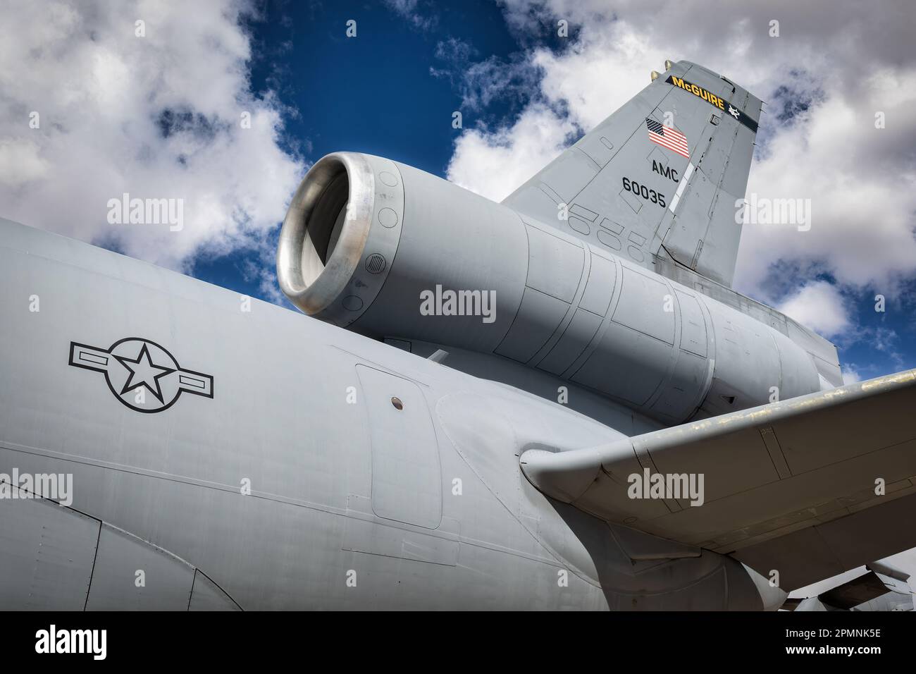 Das Heck eines US Air Force KC-10 Extender Tankers auf der 2023 Thunder and Lightning Over Arizona Airshow in Tucson, Arizona. Stockfoto Das Heck eines US Air Force KC-10 Extender Tankers auf der 2023 Thunder and Lightning Over Arizona Airshow in Tucson, Arizona. Stockfoto