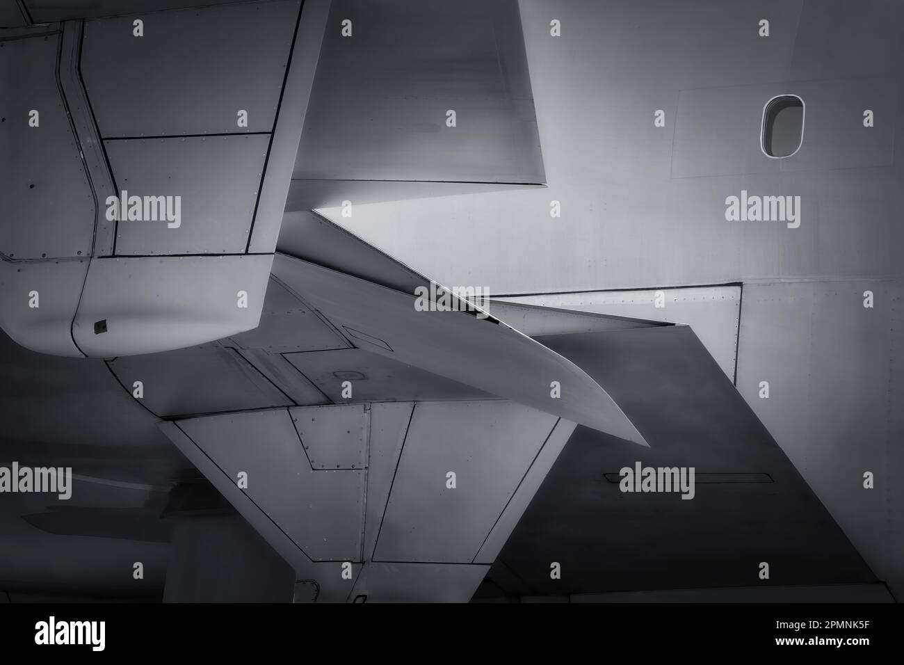 Unter den Flügeln eines US Air Force KC-10 Extender Tankers auf der 2023 Thunder and Lightning Over Arizona Airshow in Tucson, Arizona. Stockfoto Unter den Flügeln eines US Air Force KC-10 Extender Tankers auf der 2023 Thunder and Lightning Over Arizona Airshow in Tucson, Arizona. Stockfoto