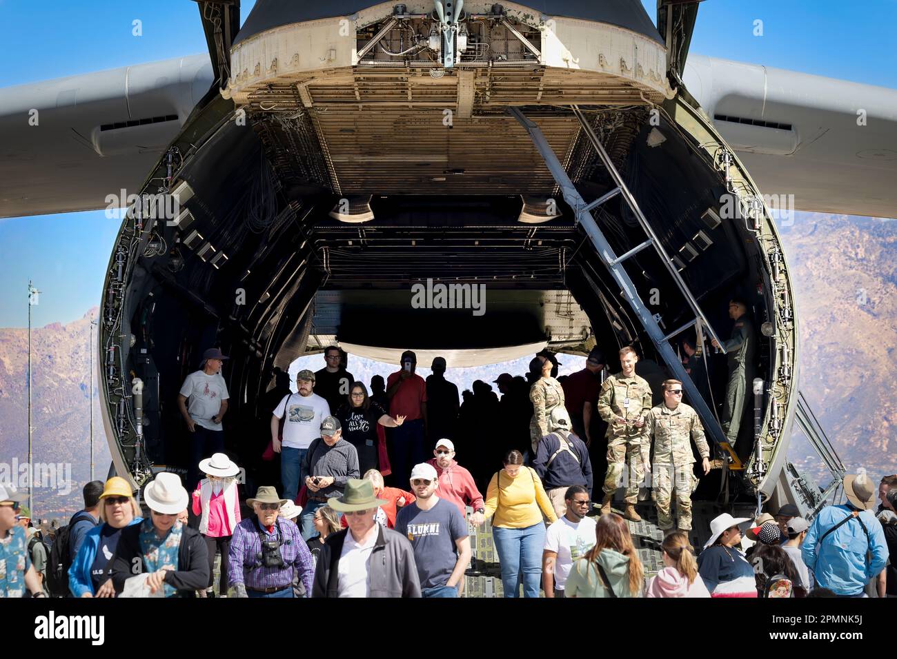 Airshow-Fans besichtigen eine US Air Force C-5 Galaxy im 2023 Thunder and Lightning Over Arizona. Stockfoto