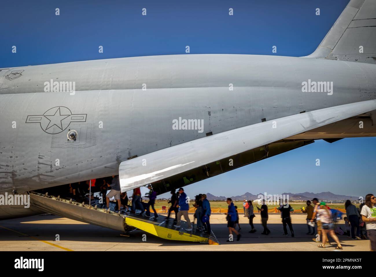 Airshow-Fans besichtigen eine US Air Force C-5 Galaxy im 2023 Thunder and Lightning Over Arizona. Stockfoto