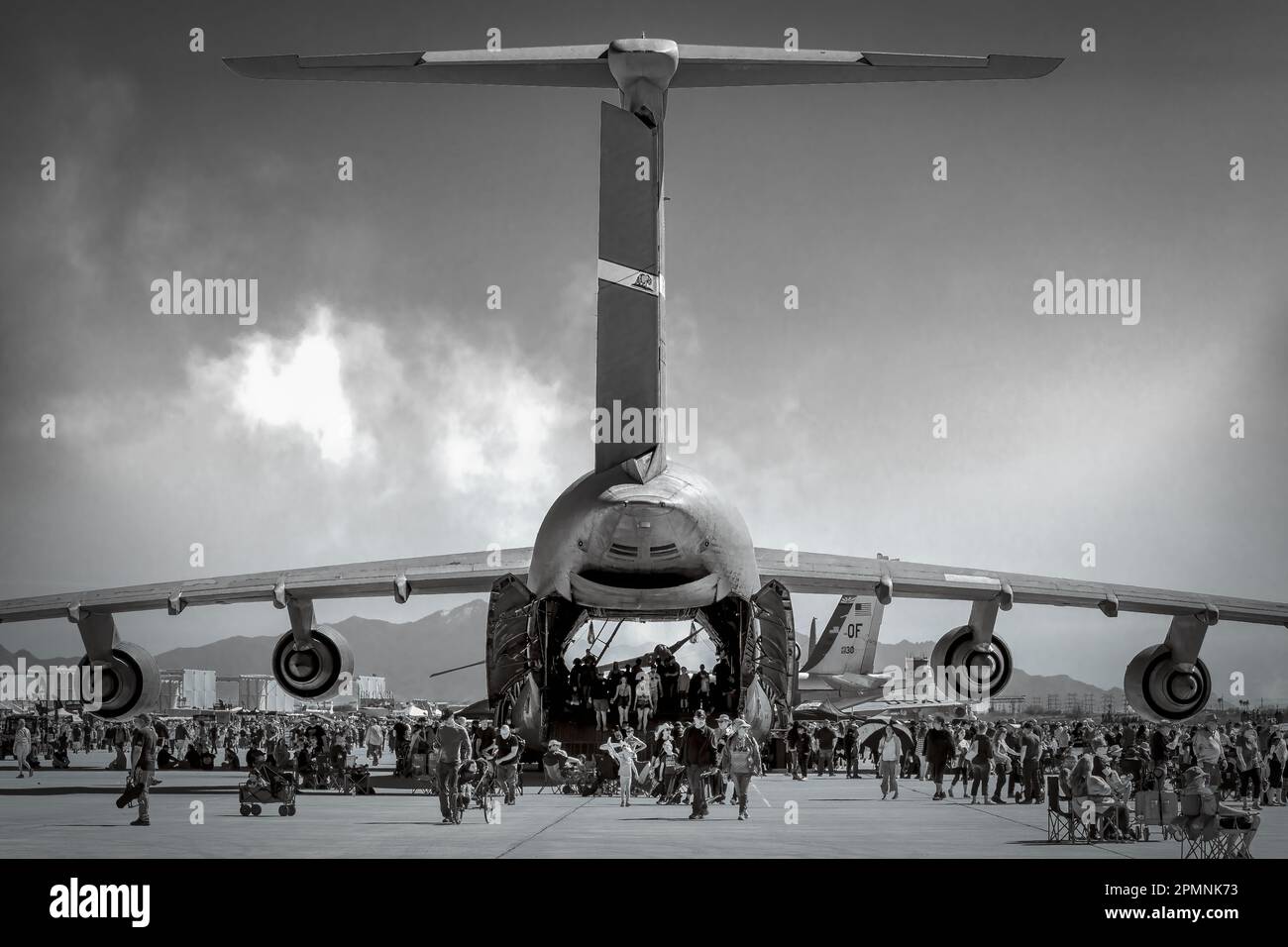 Airshow-Fans besichtigen eine US Air Force C-5 Galaxy im 2023 Thunder and Lightning Over Arizona. Stockfoto