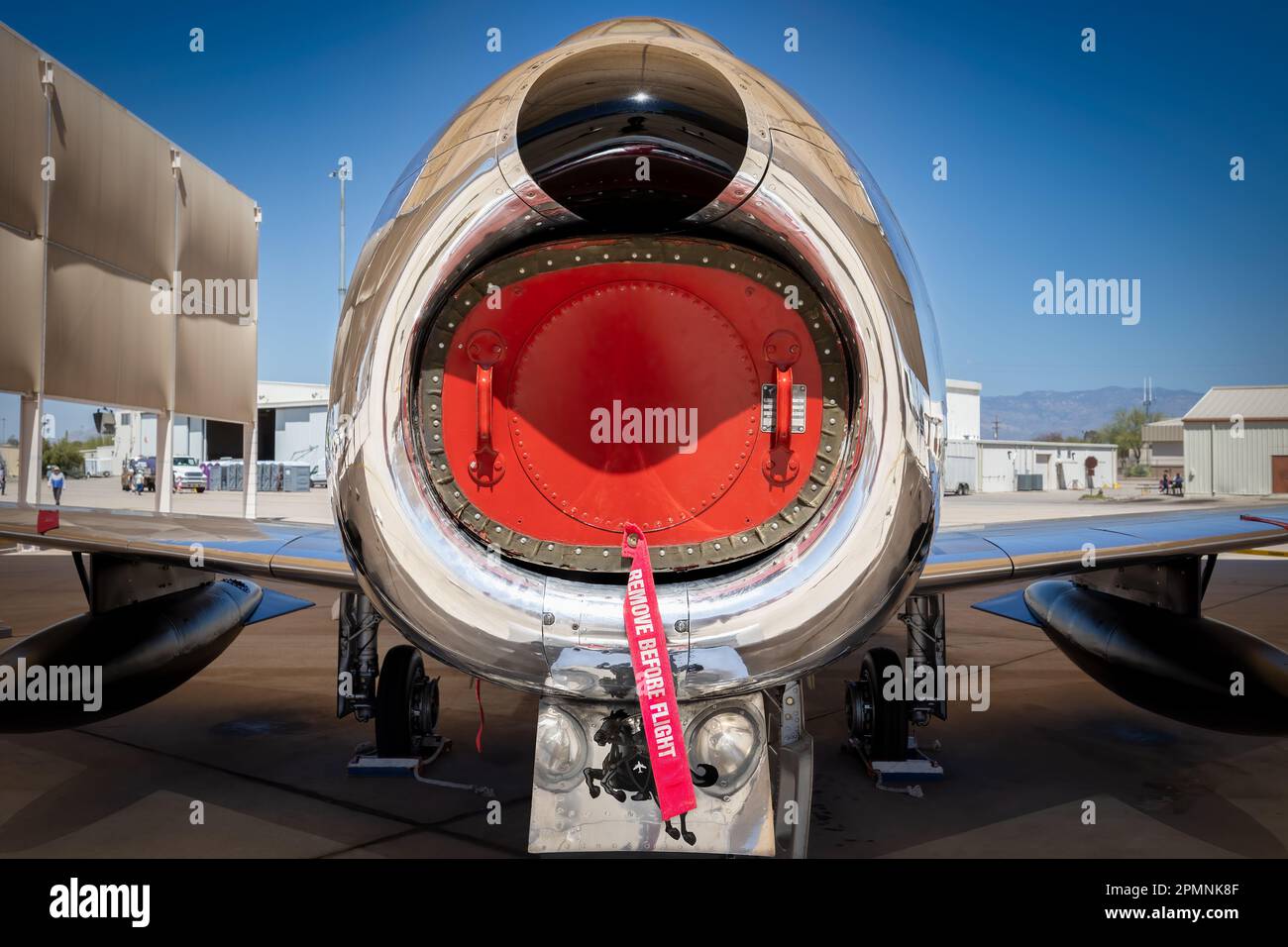Die Nase eines F-86 Sabre, der im 2023 Thunder and Lightning Over Arizona in Tucson, Arizona, ausgestellt wird. Stockfoto