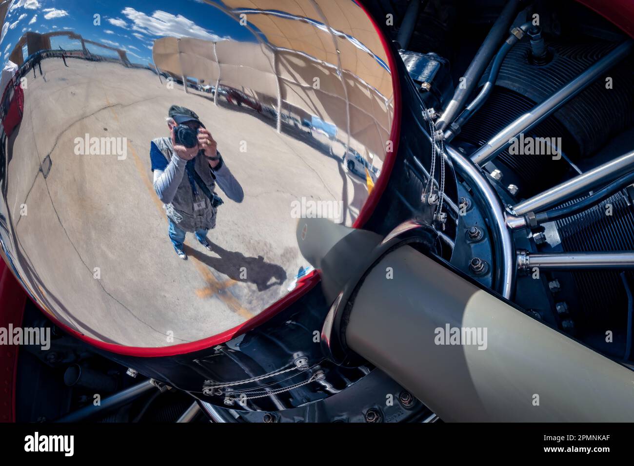 Ein Selfie im Nasenkegel eines SNJ-5, das 1944 an die US Navy geliefert wurde, auf dem 2023 Thunder and Lightning über Arizona in Tucson, Stockfoto