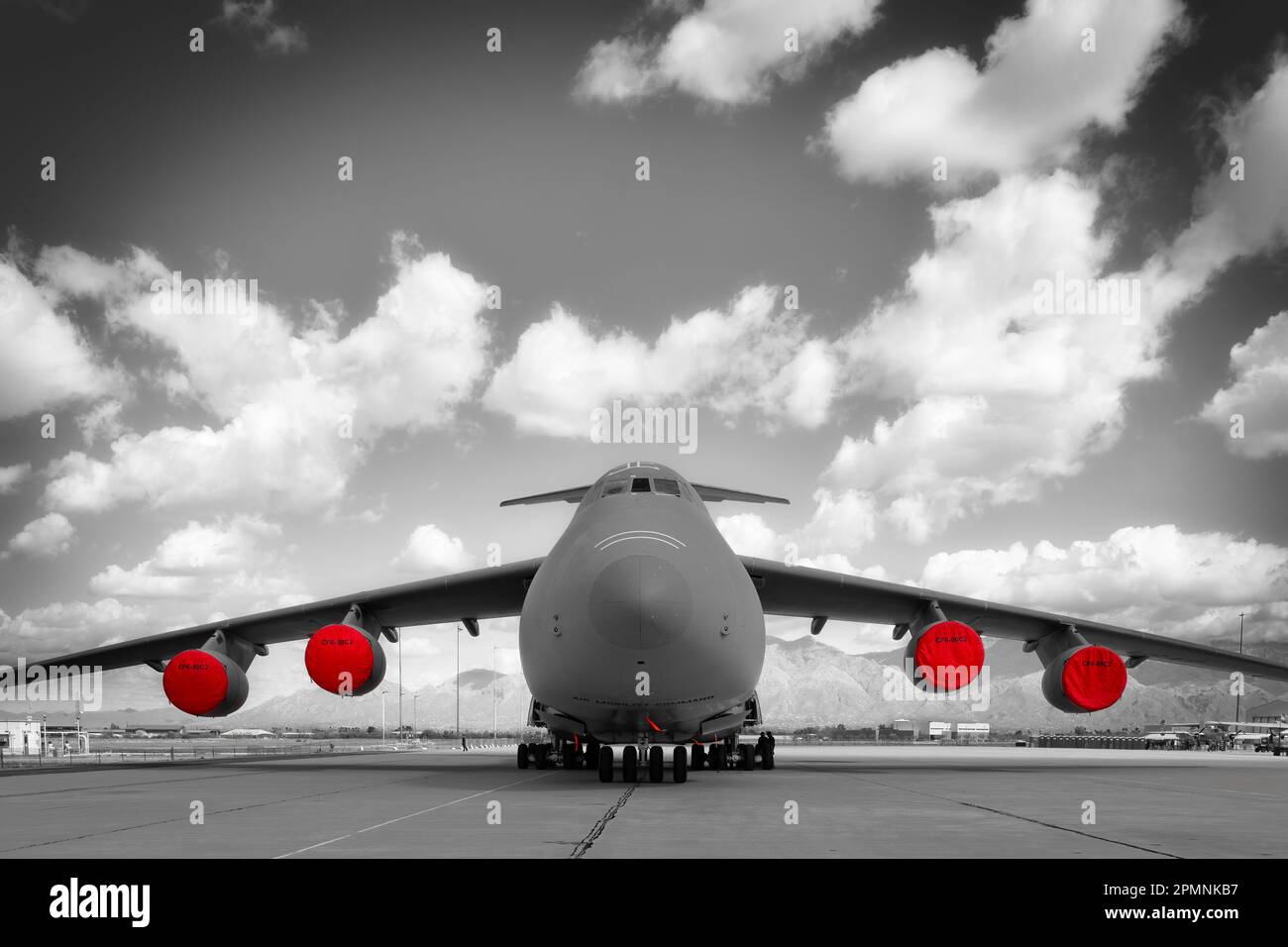 Auf der 2023 Thunder and Lightning Over Arizona Airshow in Tucson, Arizona, befindet sich eine US Air Force C5 Galaxy auf der Rollbahn. Stockfoto