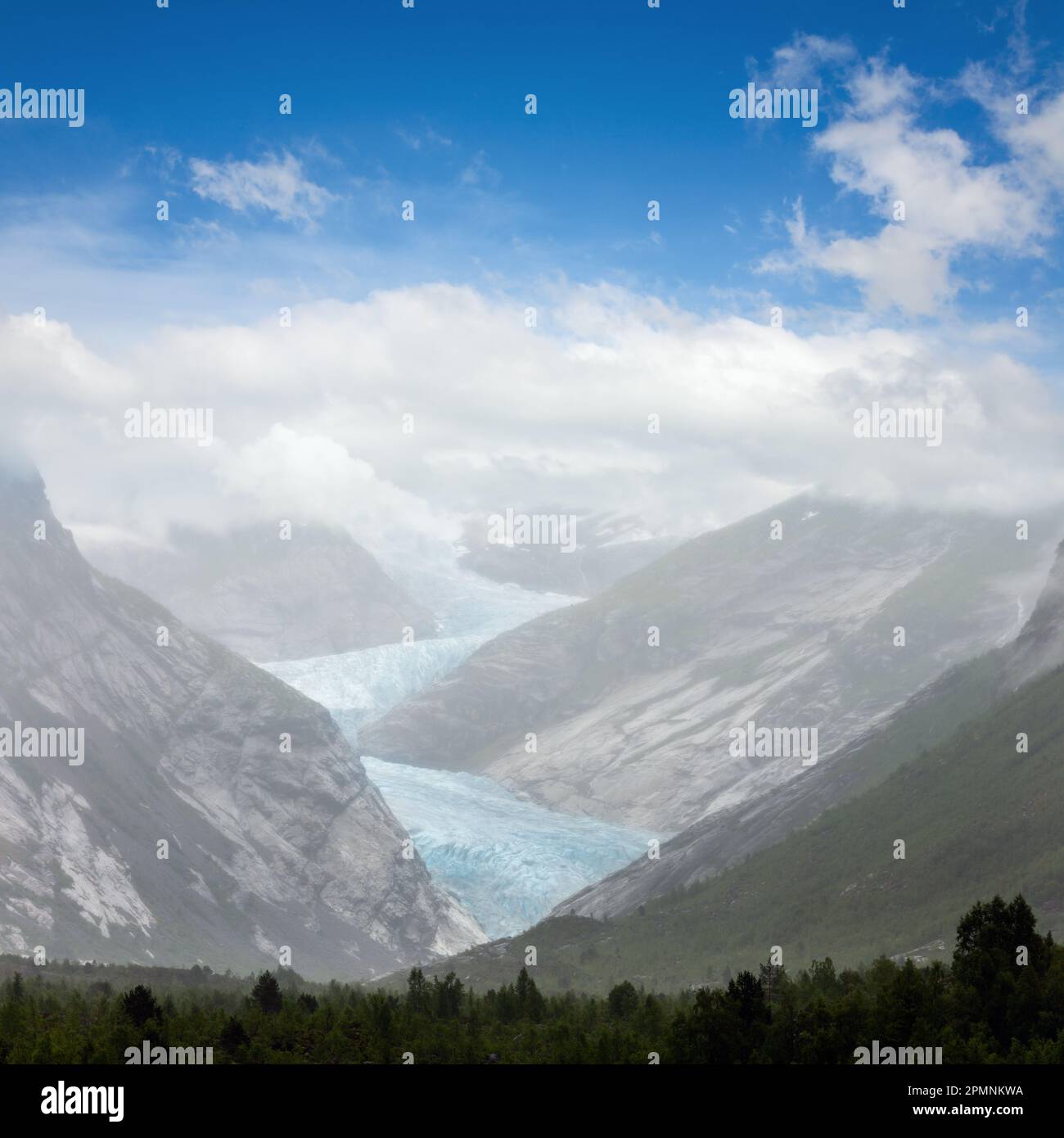 Sommer bedeckt, Nigardsbreen Gletscher Jostedalsbreen, Norwegen. Stockfoto