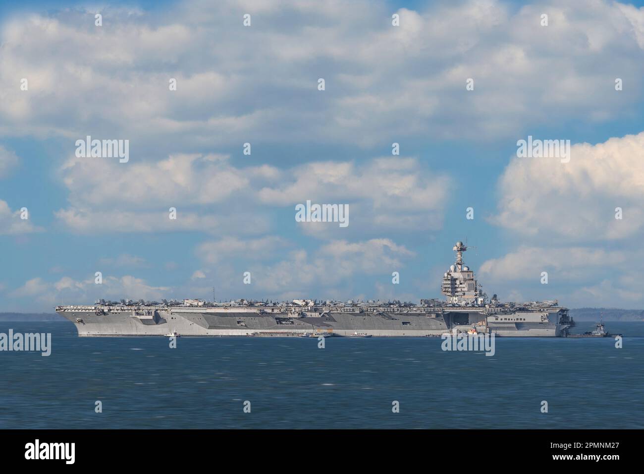 USS Gerald Ford verlässt ihren Ankerplatz in Stokes Bay in der Nähe des Hafens von Portsmouth, während sie sich auf das Verlassen von UK Waters vorbereitet. Stockfoto