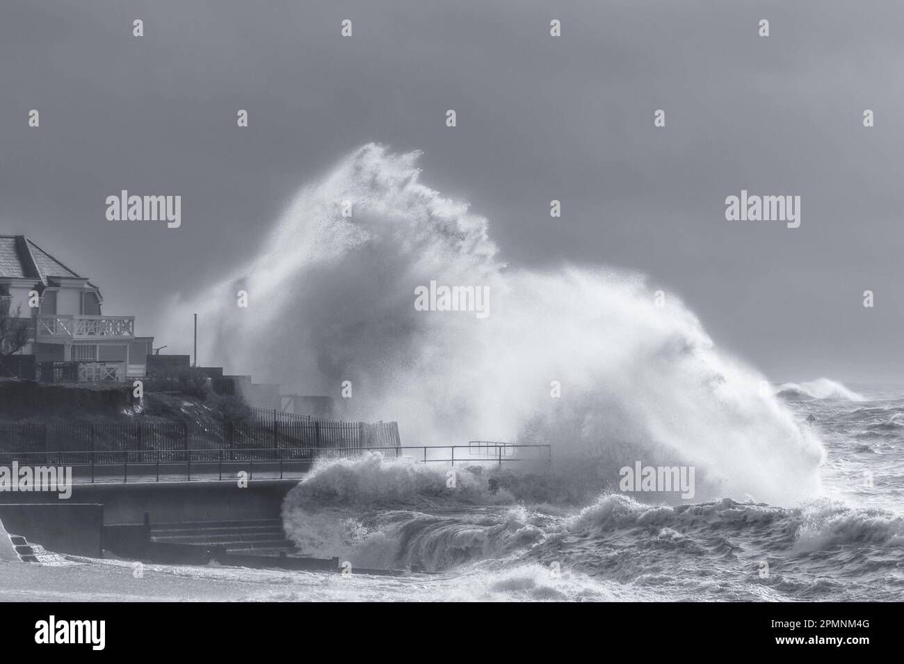 Ein sehr harter Tag mit bergigen Meeren bei Flut in Selsey in West Sussex Stockfoto