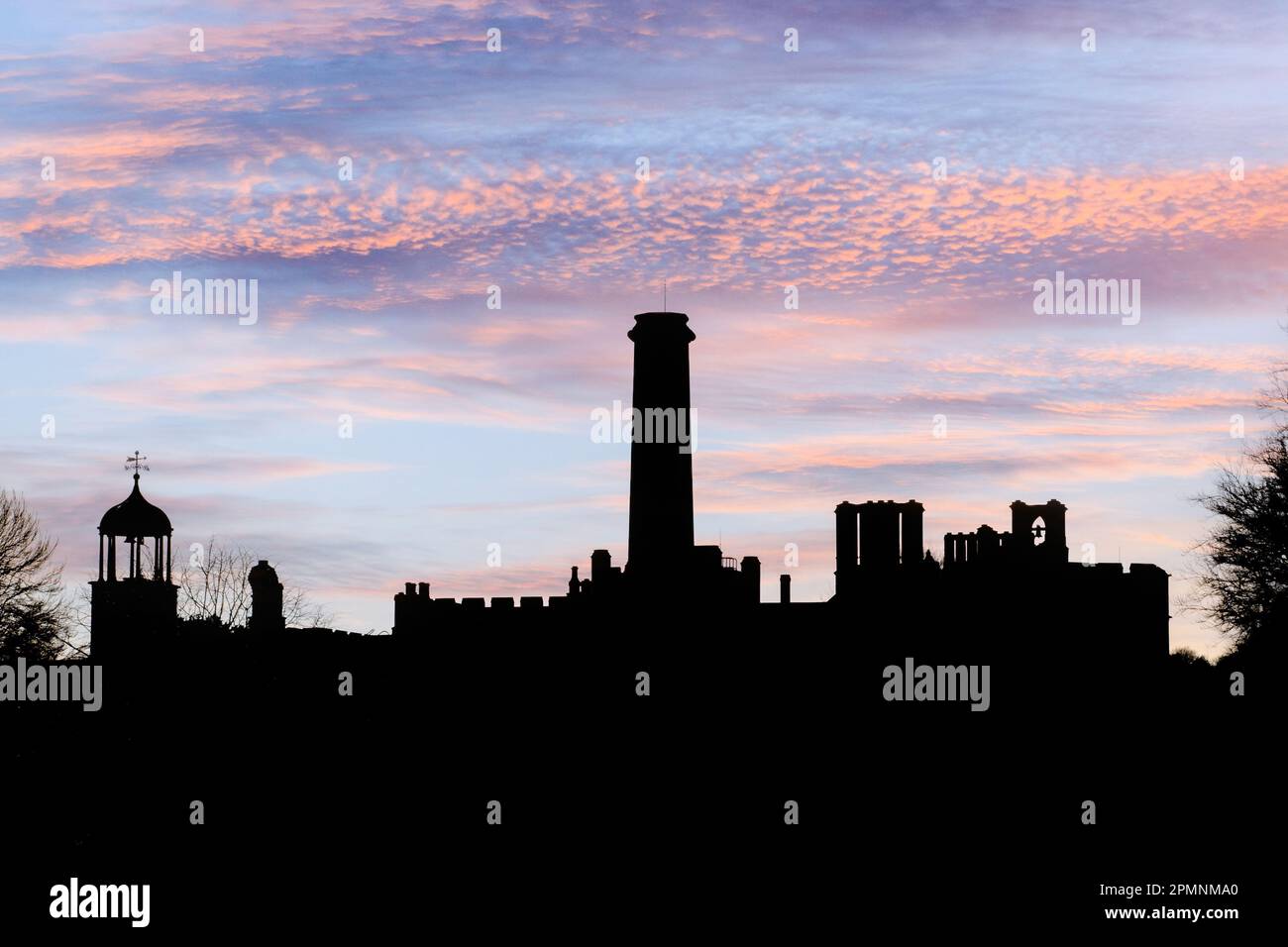 West Dean College in Silhouette vor einem farbenfrohen Abendhimmel. Stockfoto